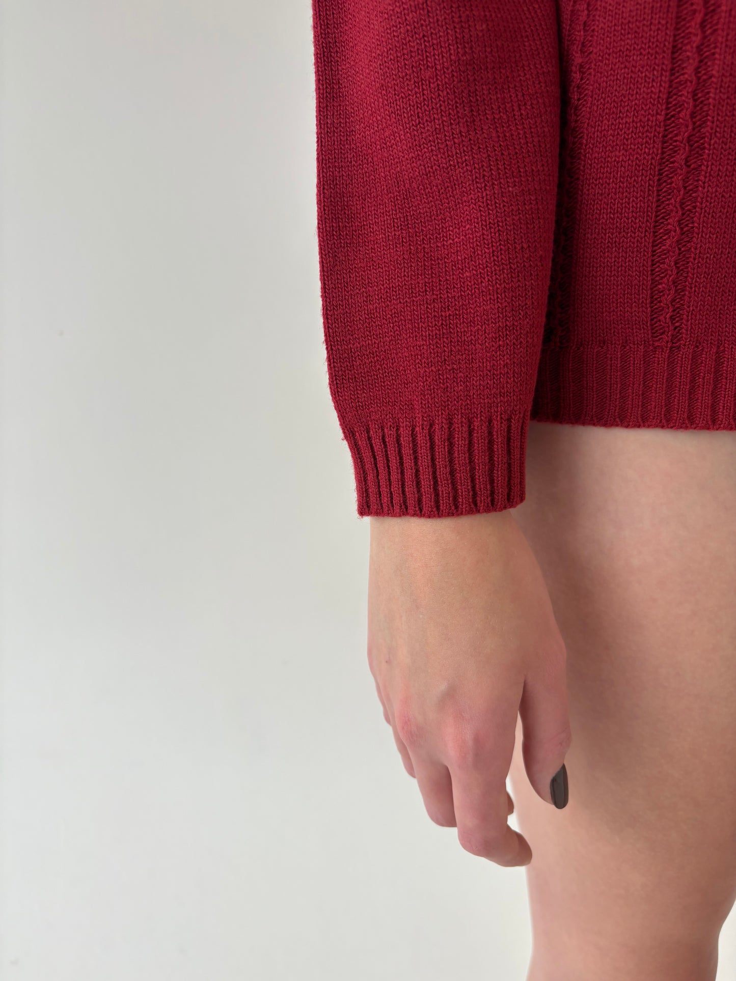 Pulover vintage burgundy din lana extrafina cu broderie și nasturi bijuterie