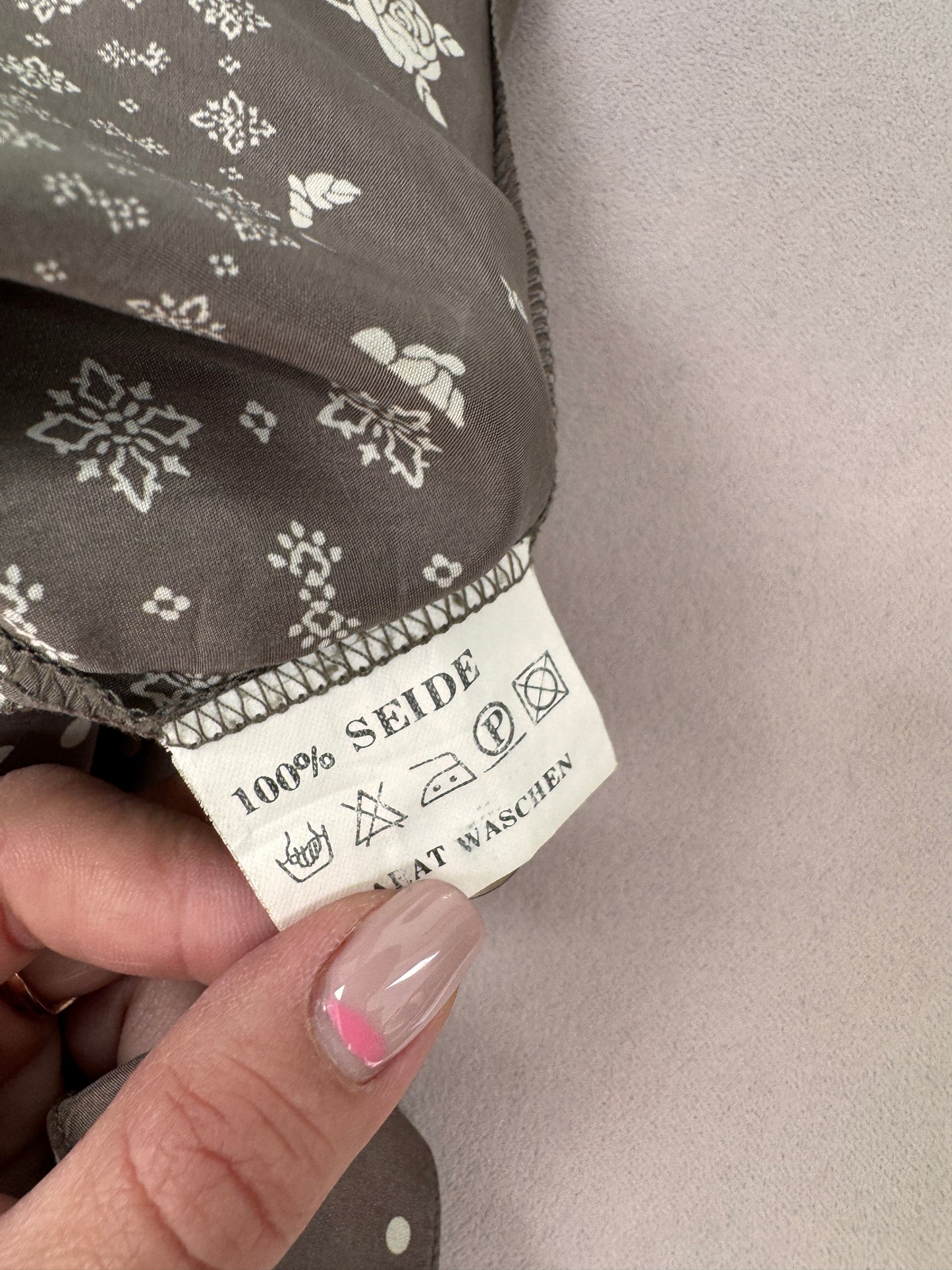 Cămașa taupe cu print ivoire din mătase naturală