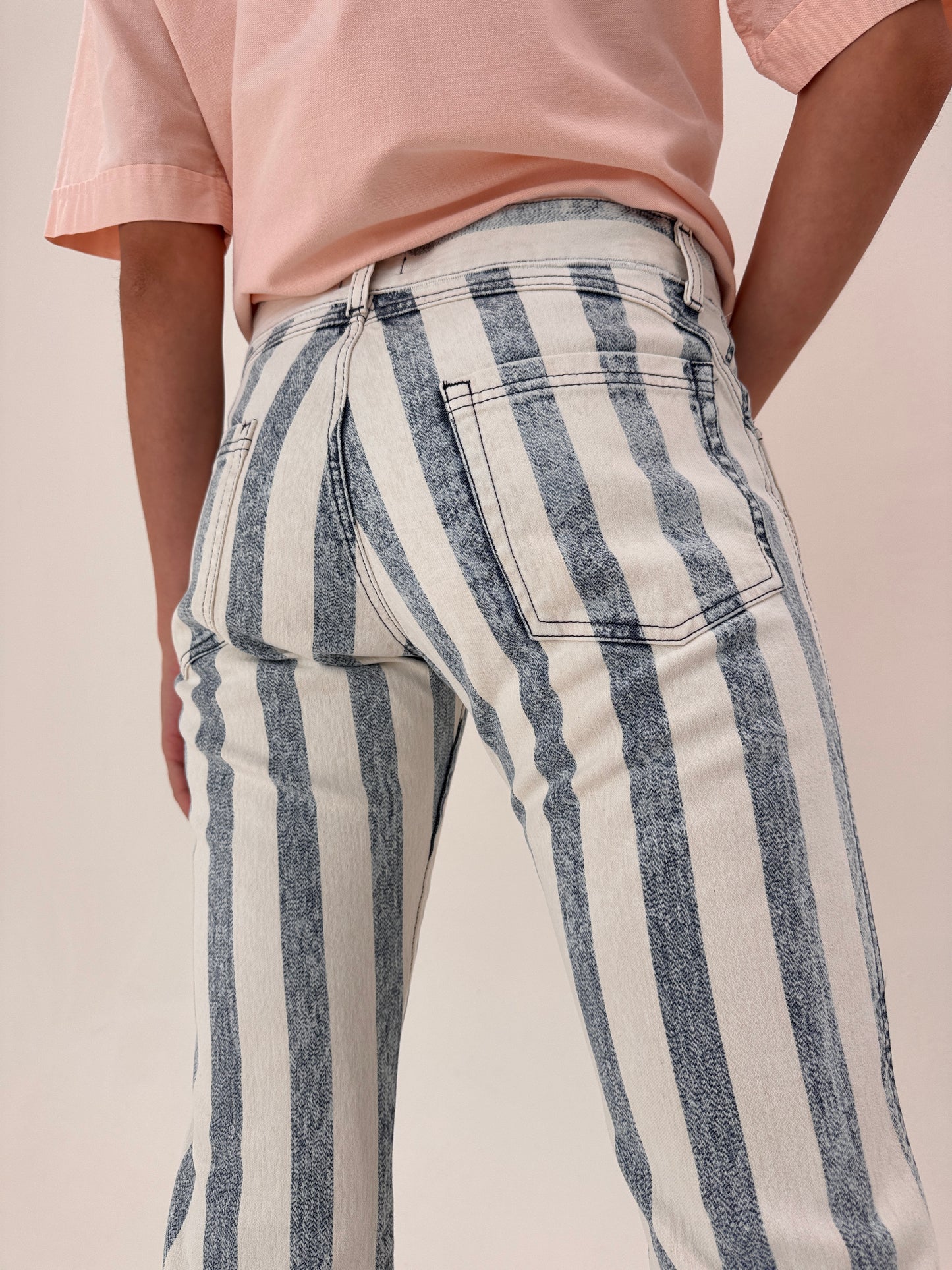 Pantaloni Versace vintage noi cu etichetă evazați tall în dungi super reveniți în trend