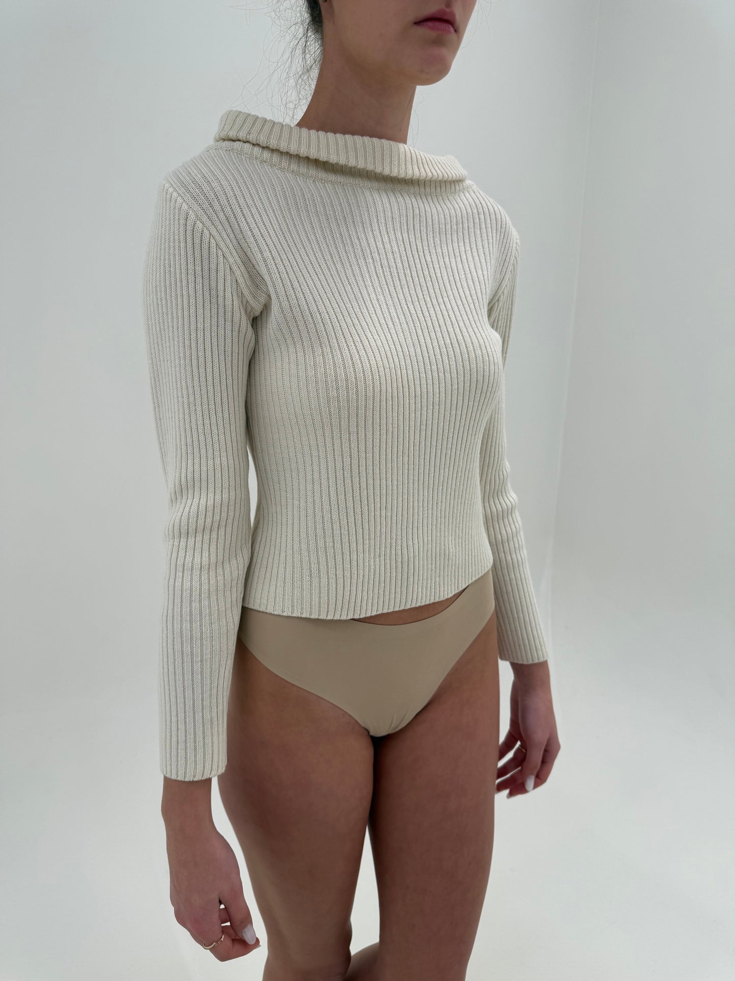 Pulover petite din lana merino extrafina ribbed cu decolteu bărcuță