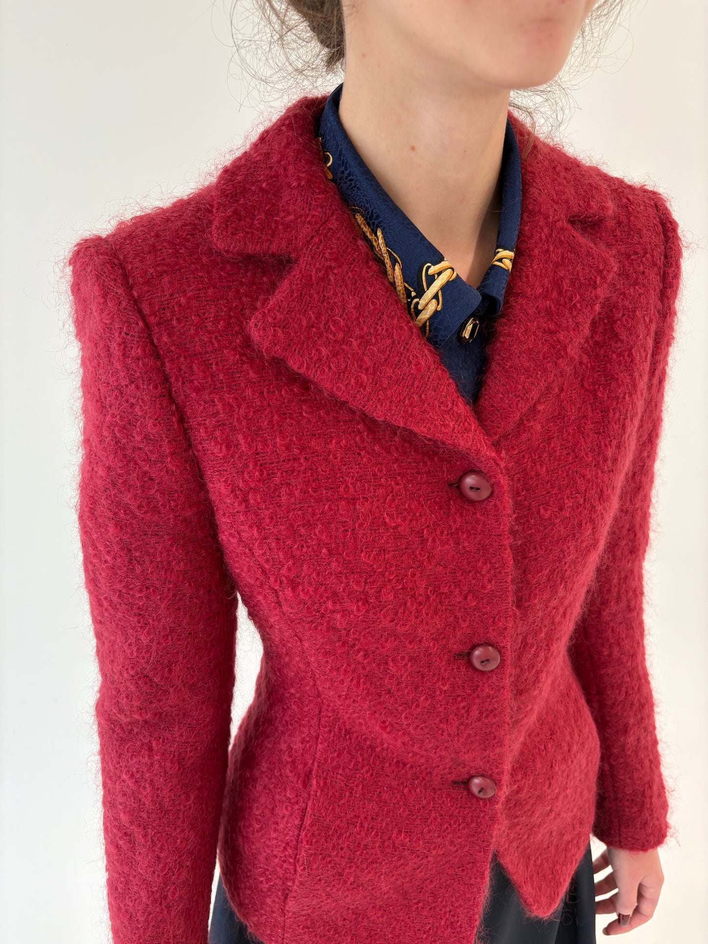 Sacou cambrat cherry red din boucle excepțional de mohair și lana