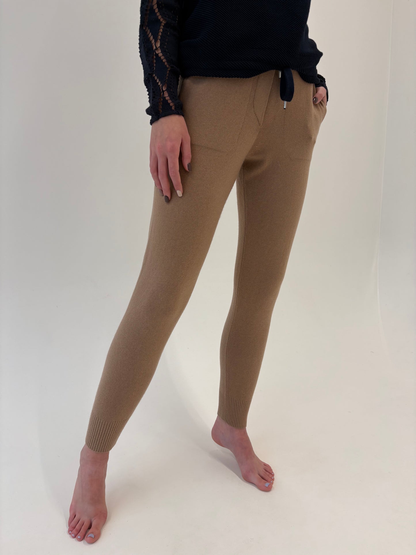 Pantaloni camel din tricot de cașmir cu influențe casual