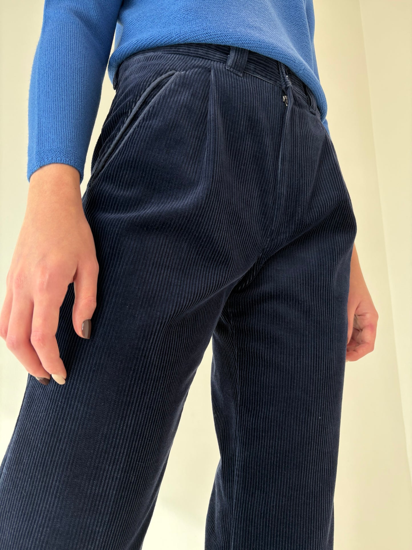 Pantaloni italienești din corduroy cu pense și buzunare oblice