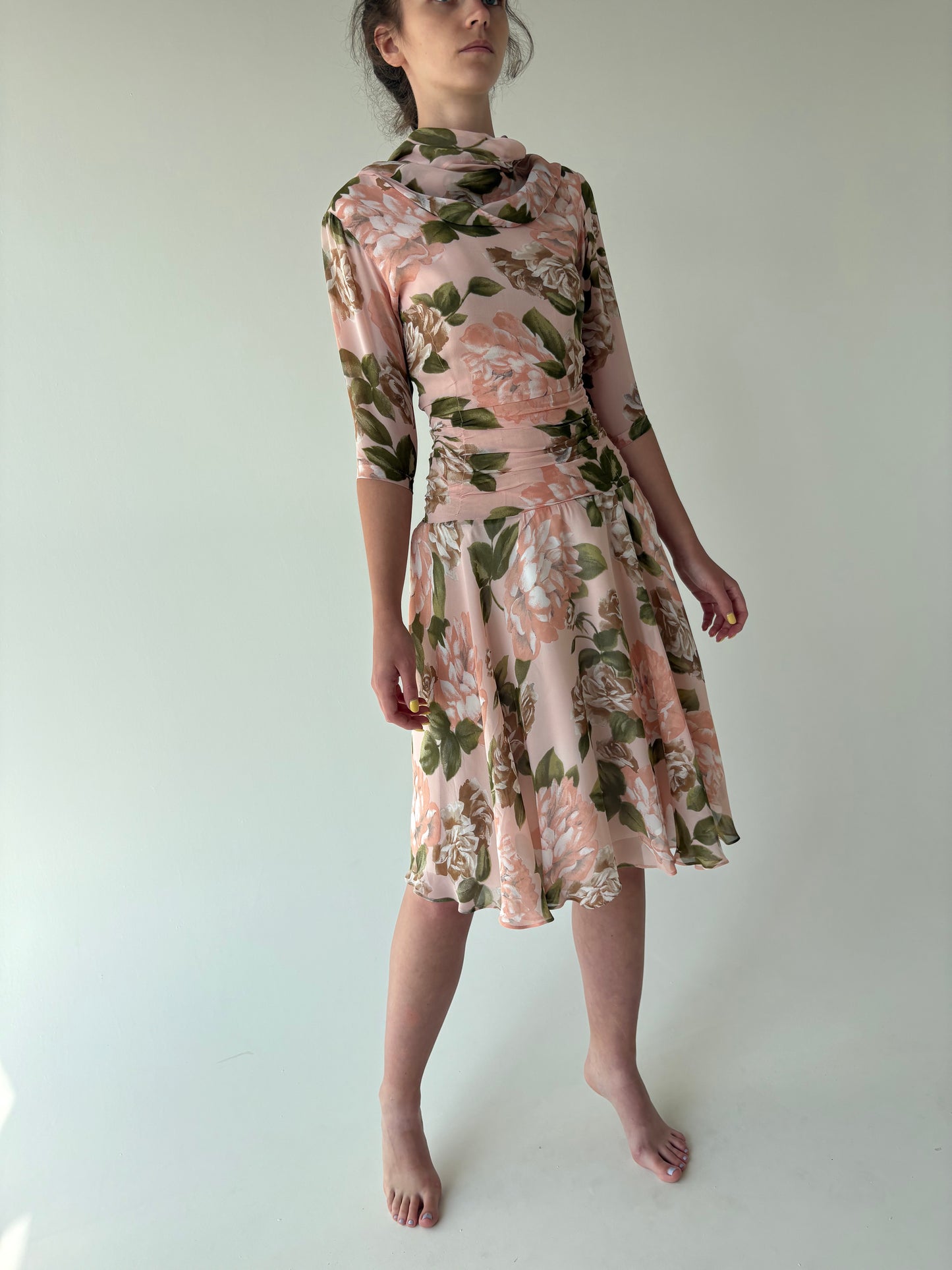 Rochie vintage powder pink cu talie ultra marcată și print superb floral