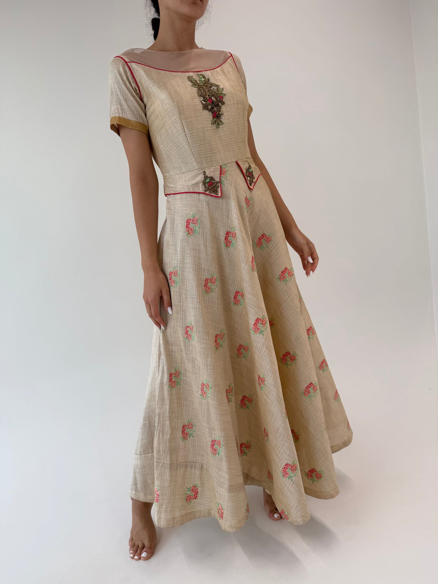 Rochie maxi light camel cu corsaj și aplicații manuale superbe