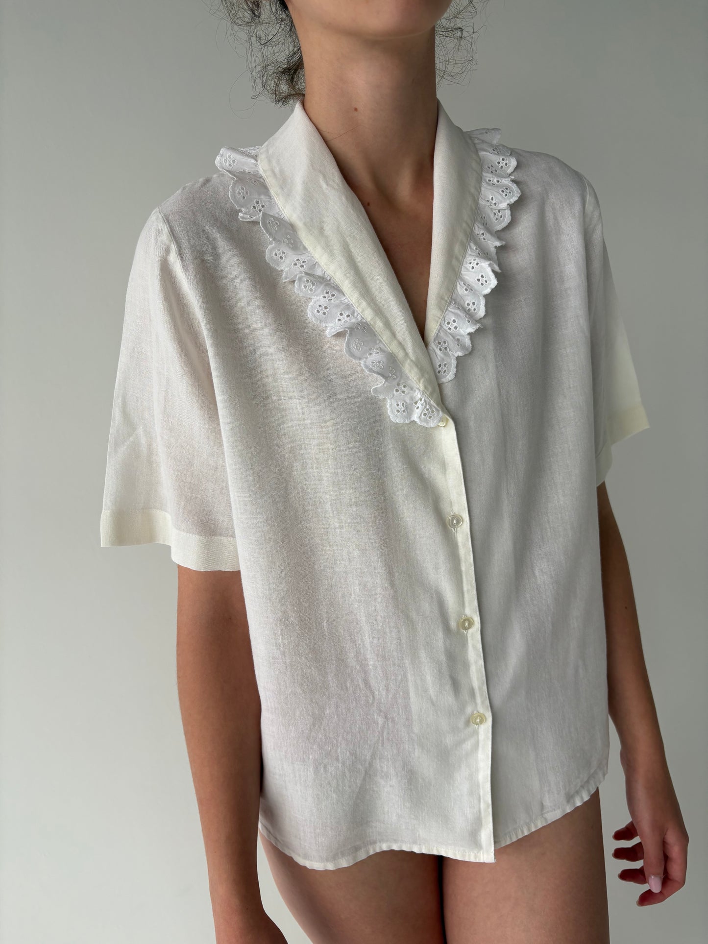 Cămașa vintage butter white cu broderie anglaise din pânză premium