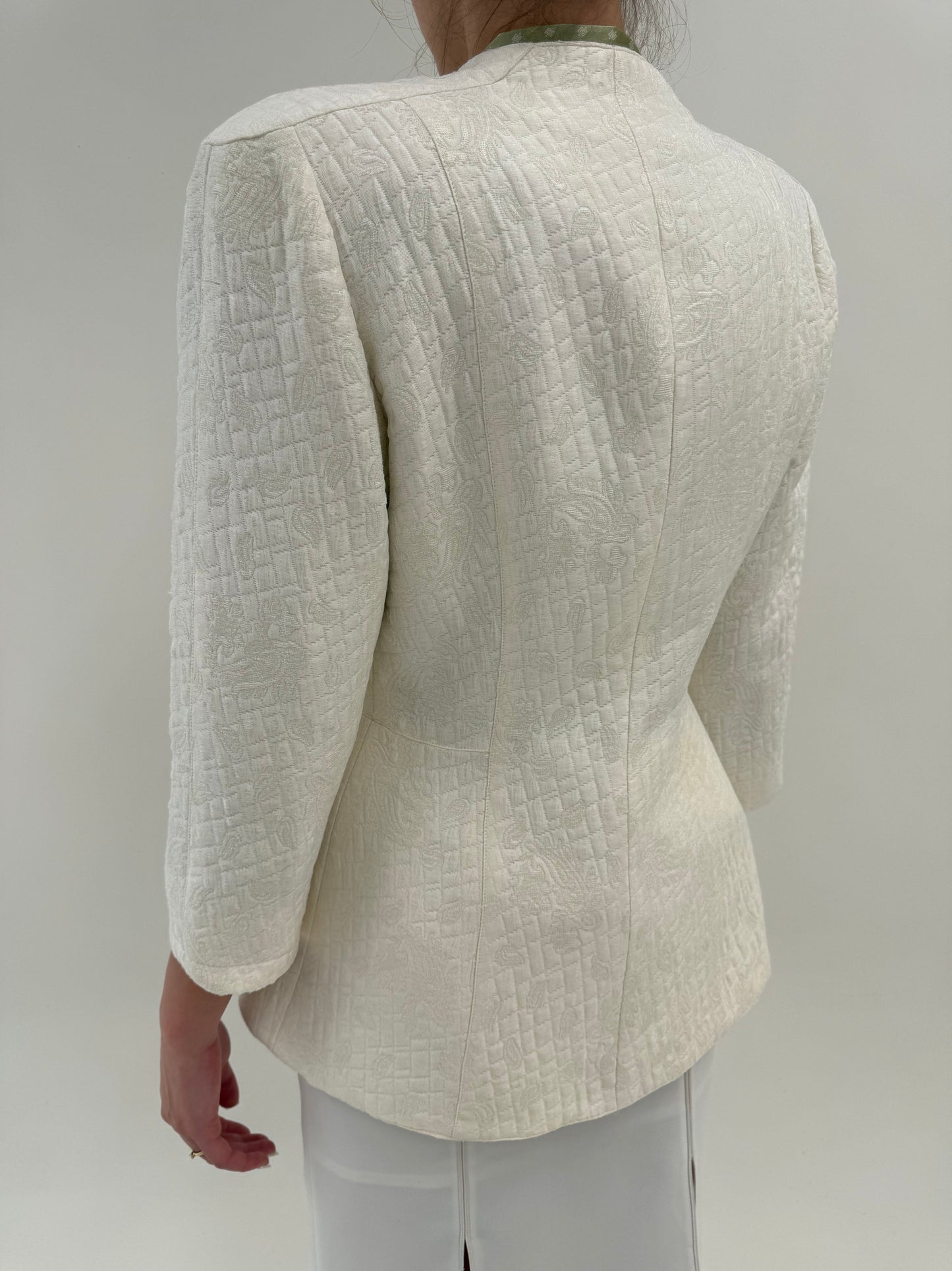 Sacou petite off white în croi în stil Mugler din brocart spectaculos uni