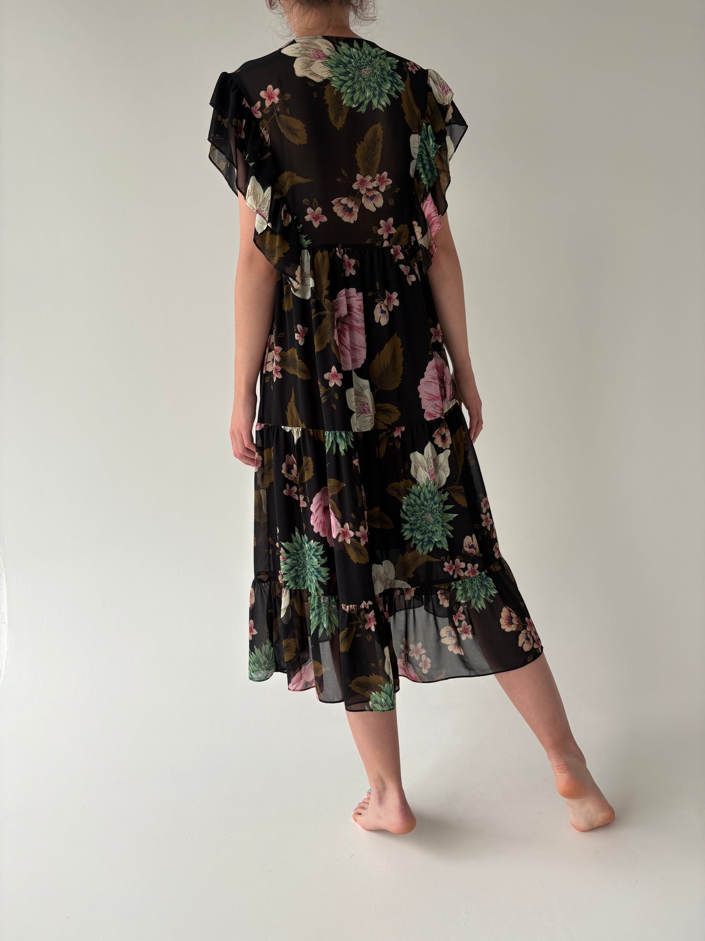 Rochie neagră cu print floral superb și mănecute cu volan