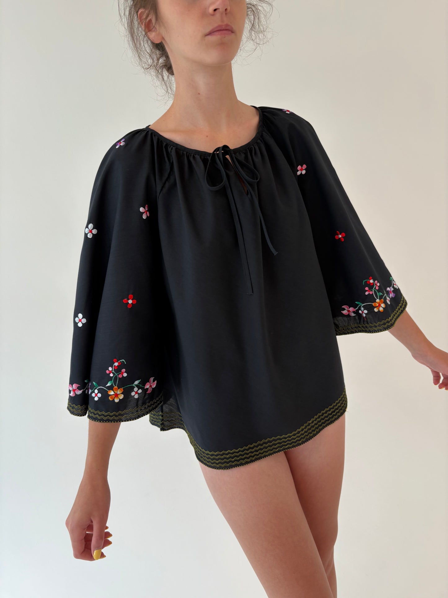 Tunica neagra cu broderie manuală excepțională din pânză de bumbac