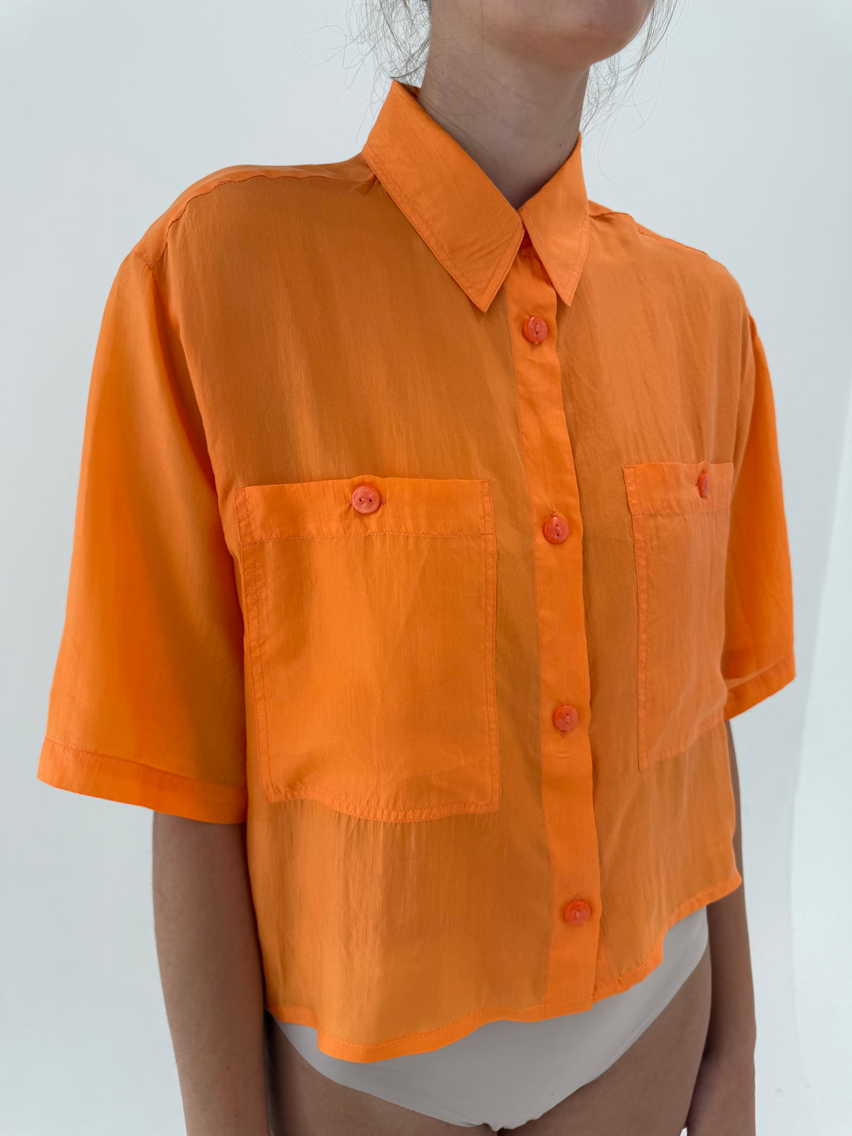 Cămașa oranj din mătase naturală in croi lejer retro modern ușor cropped