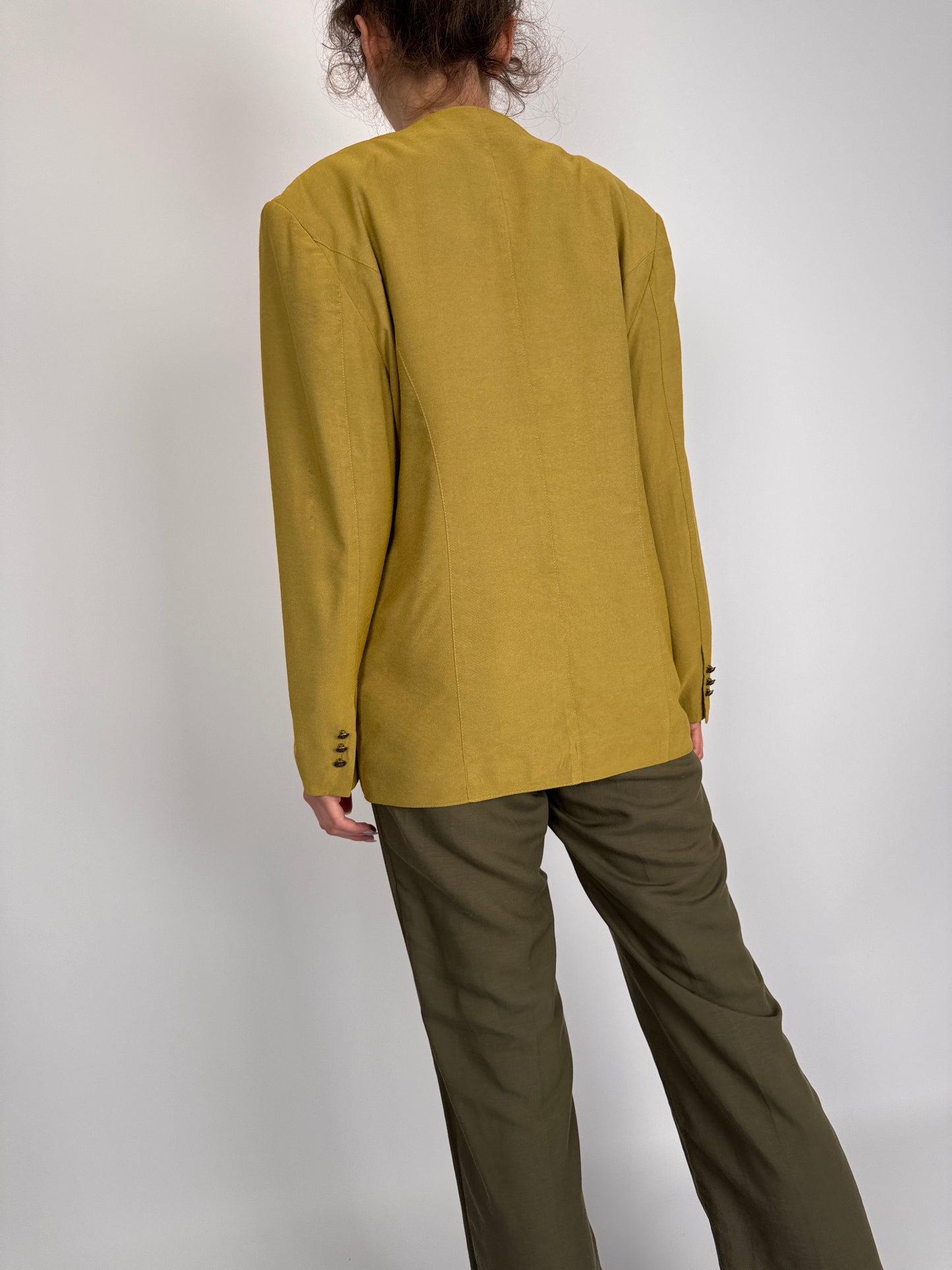 Sacou mustariu de vară în croi minimalist cu nasturi metalici bronz