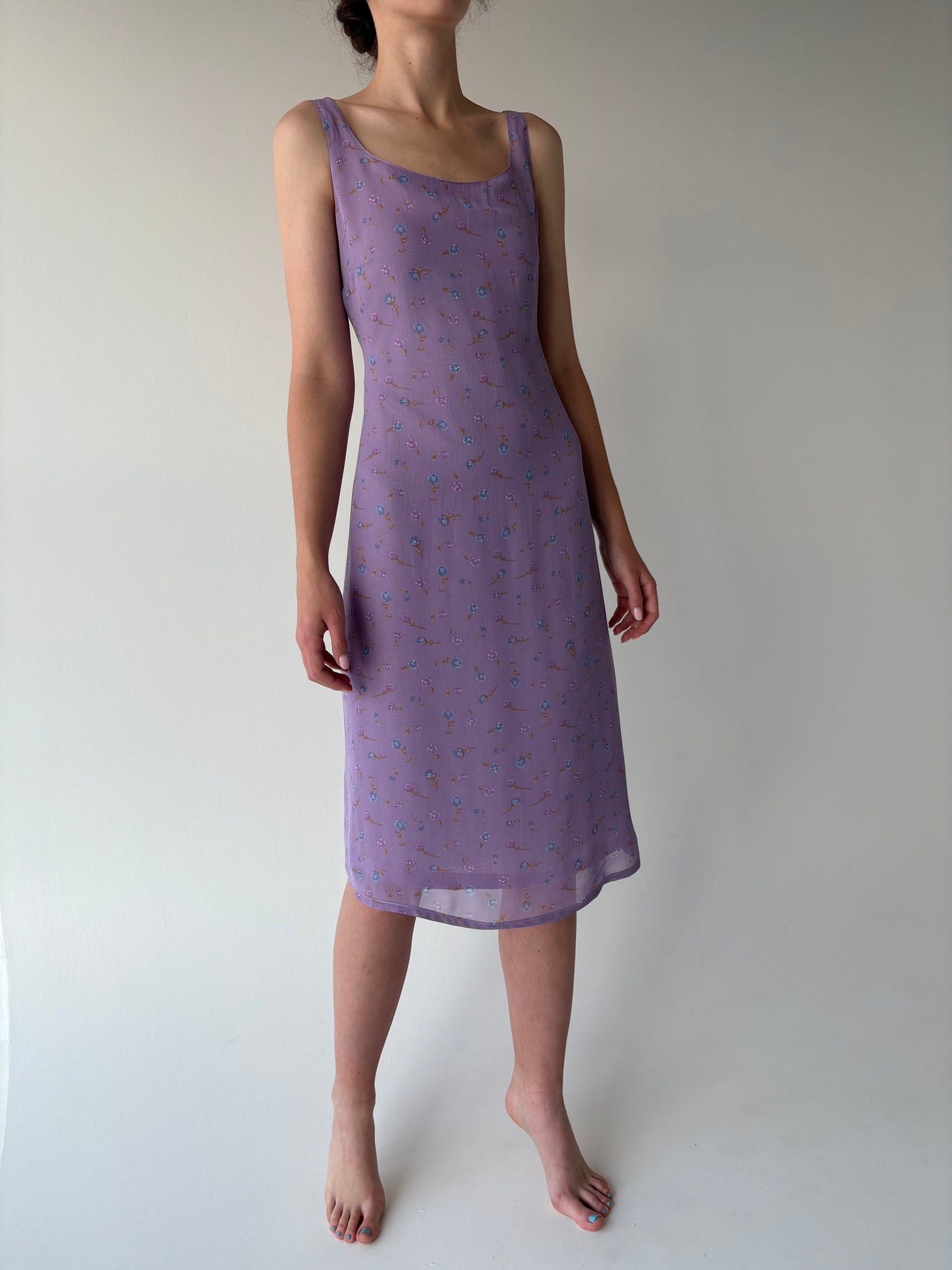 Rochie midi lavandă în croi minimalist cu print floral delicat