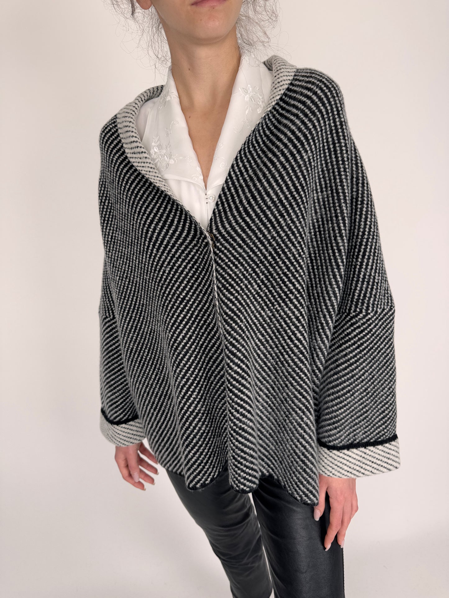 Cardigan în croi minimalist din mix de lana extrafina de gramaj mare