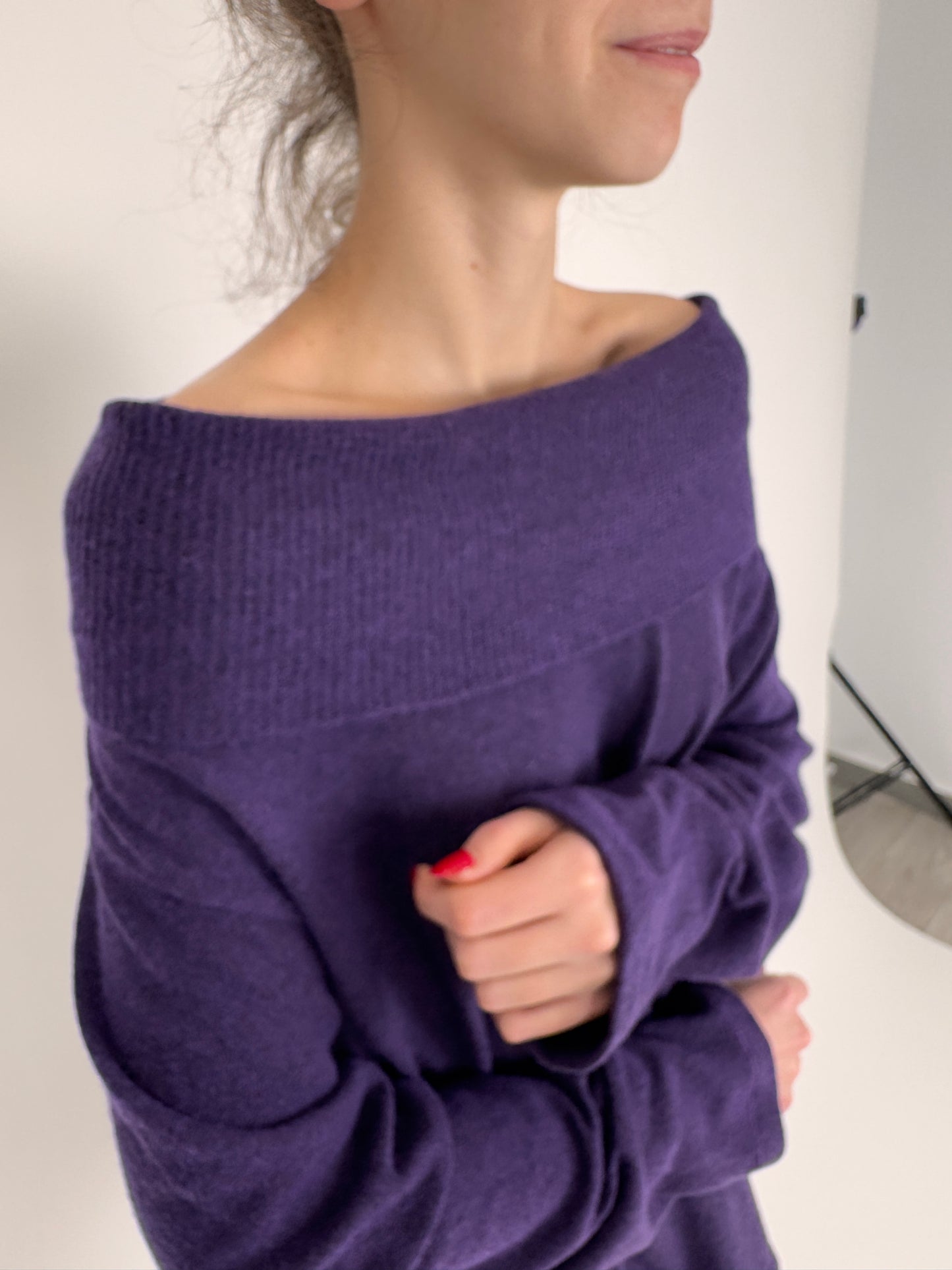 Pulover grape purple din lana extrafina cu guler supradimensionat