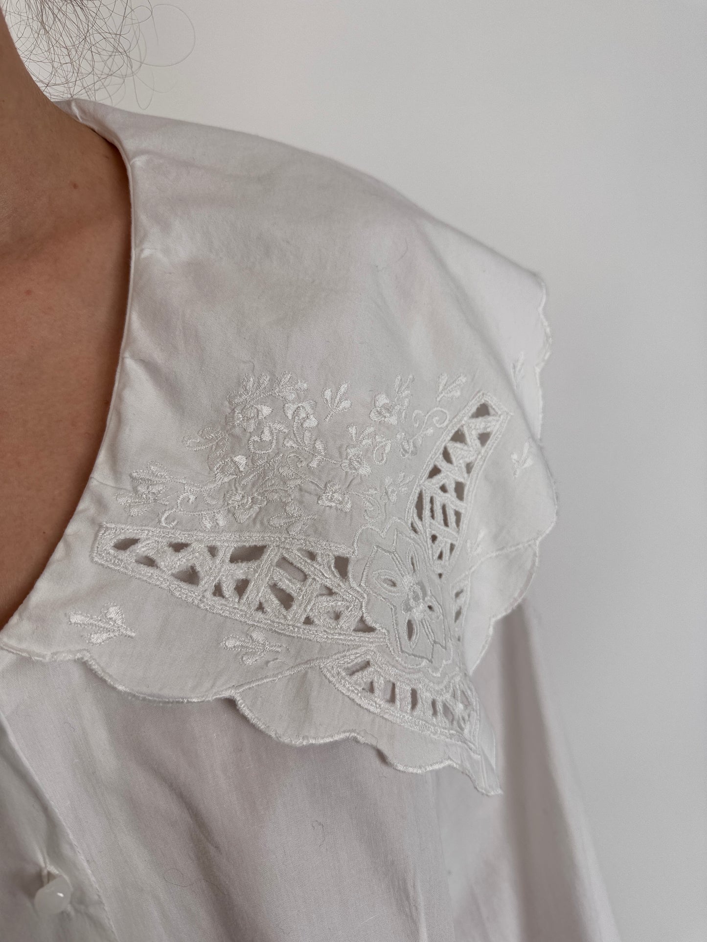 Cămașa cu broderie anglaise și guler supradimensionat