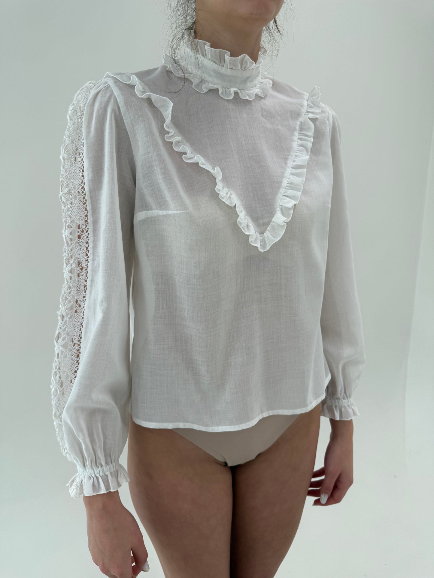 Cămașa vintage din cea mai fină și moale panzica translucidă cu dantelă macrame