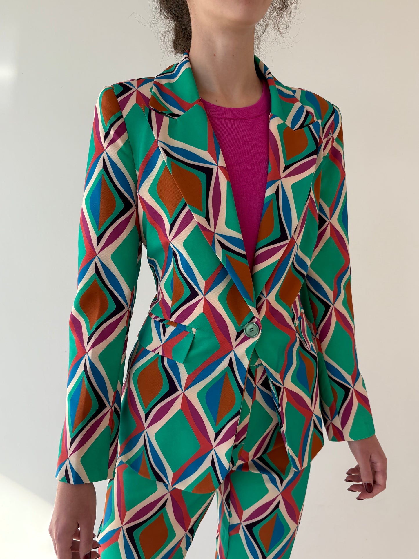 Costum italian în croi modern cu print în culori tari