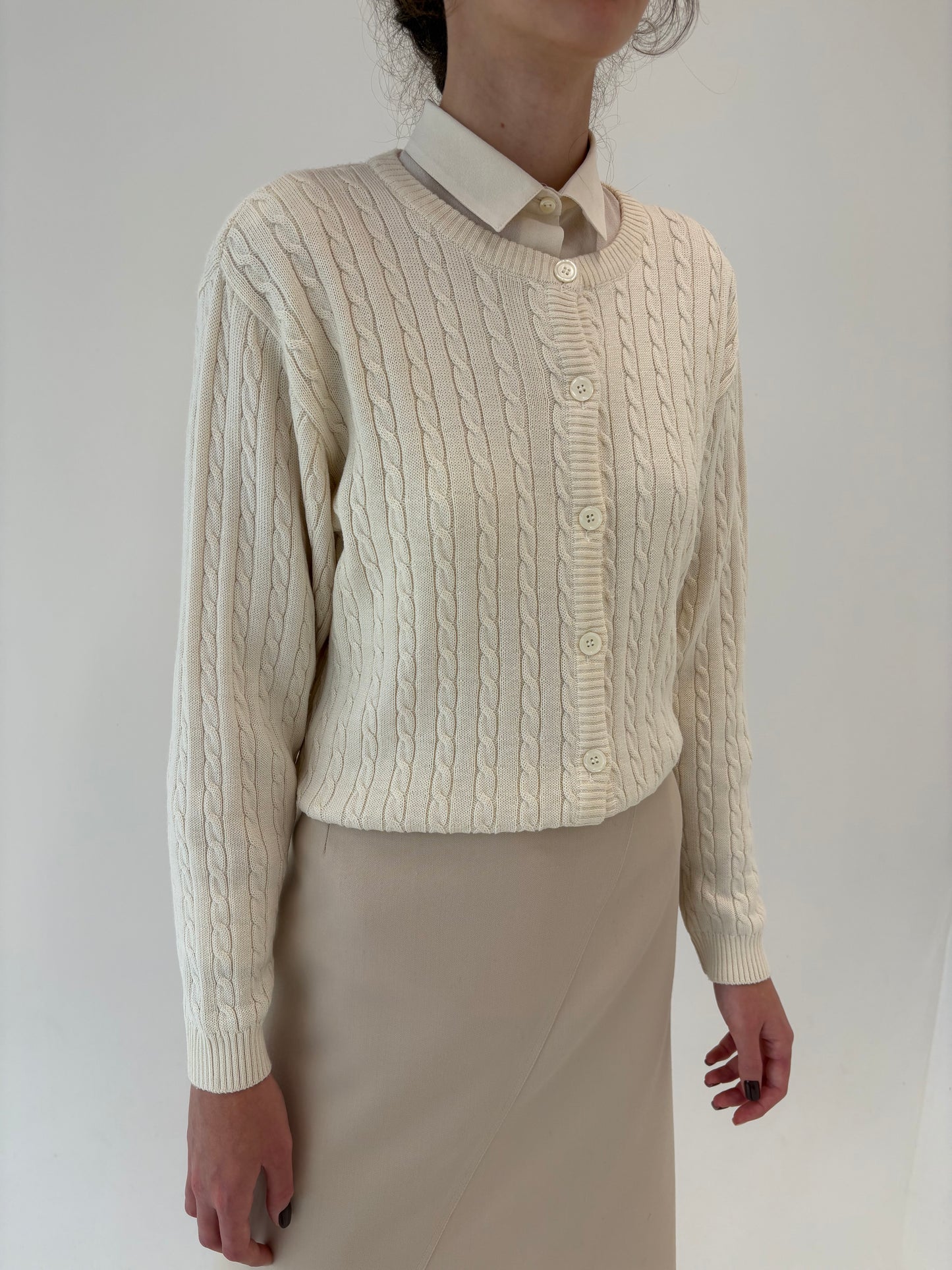 Cardigan butter white din lana merino extrafina de gramaj mare cu torsade