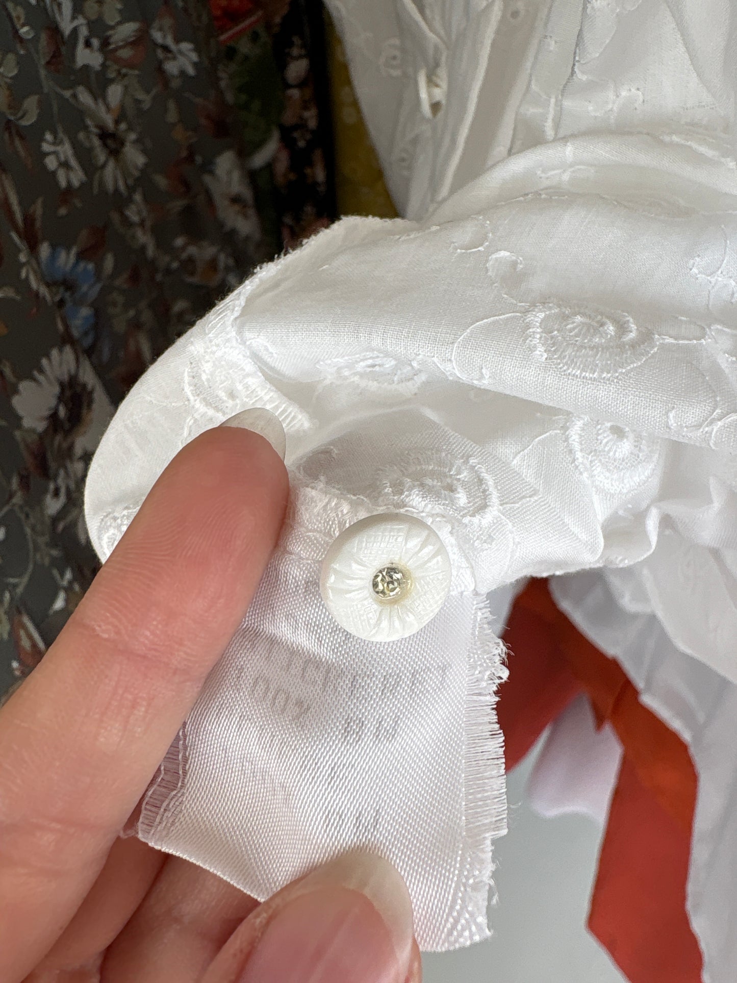 Cămașa vintage cambrata cu fundițe stilizate și broderie anglaise