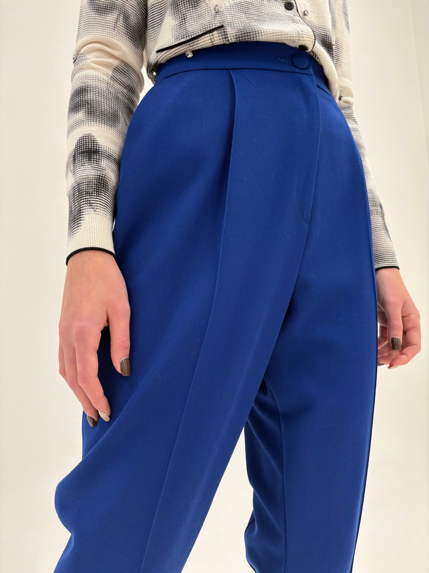 Pantaloni albastru regal cu talie ultra înaltă și pense din lana extrafina