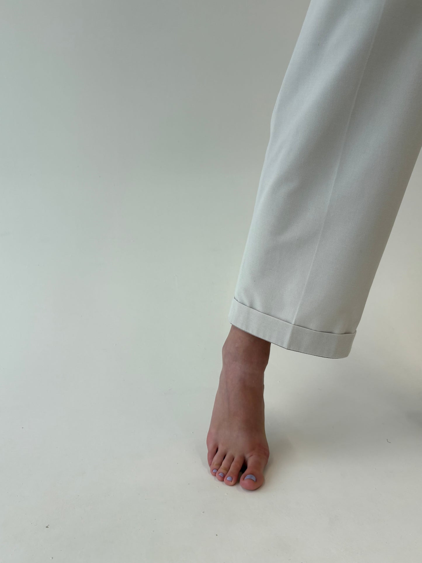 Pantaloni vintage off white italienești cu pense din gabardină de bumbac