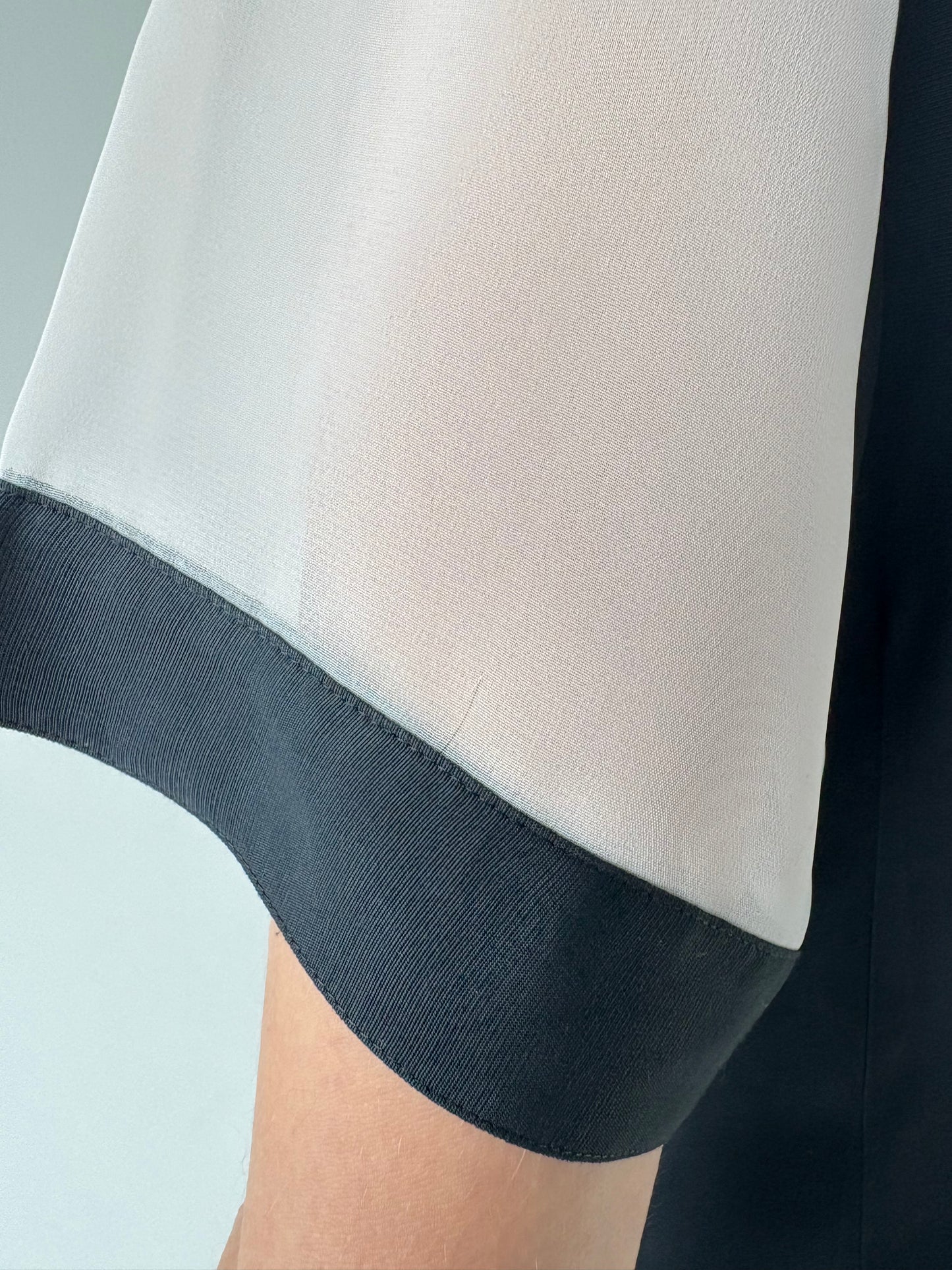 Cămașa vintage alb negru cu mâneci din organza