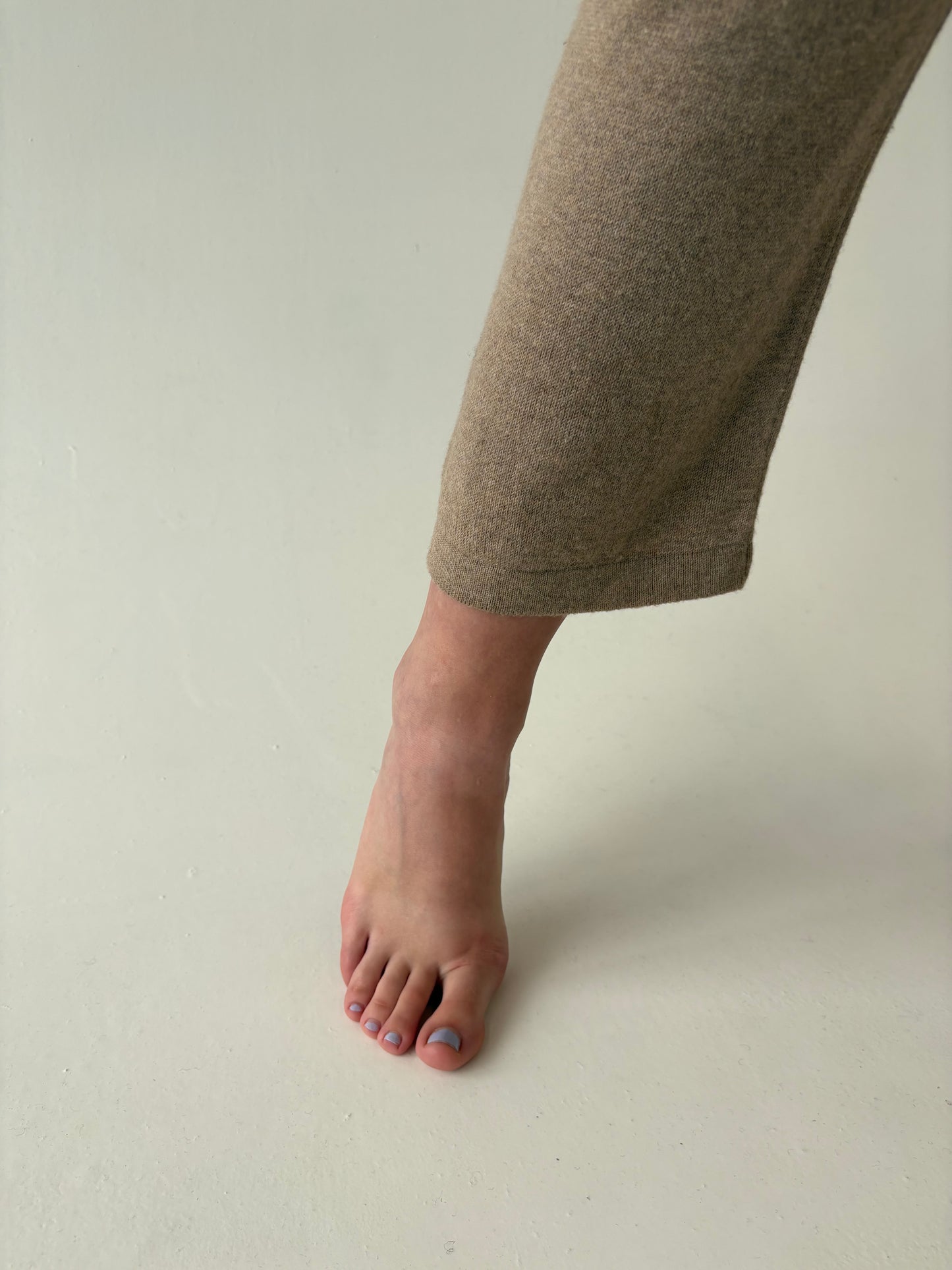 Pantaloni cu influențe sport camel din jerse de lana extrafina