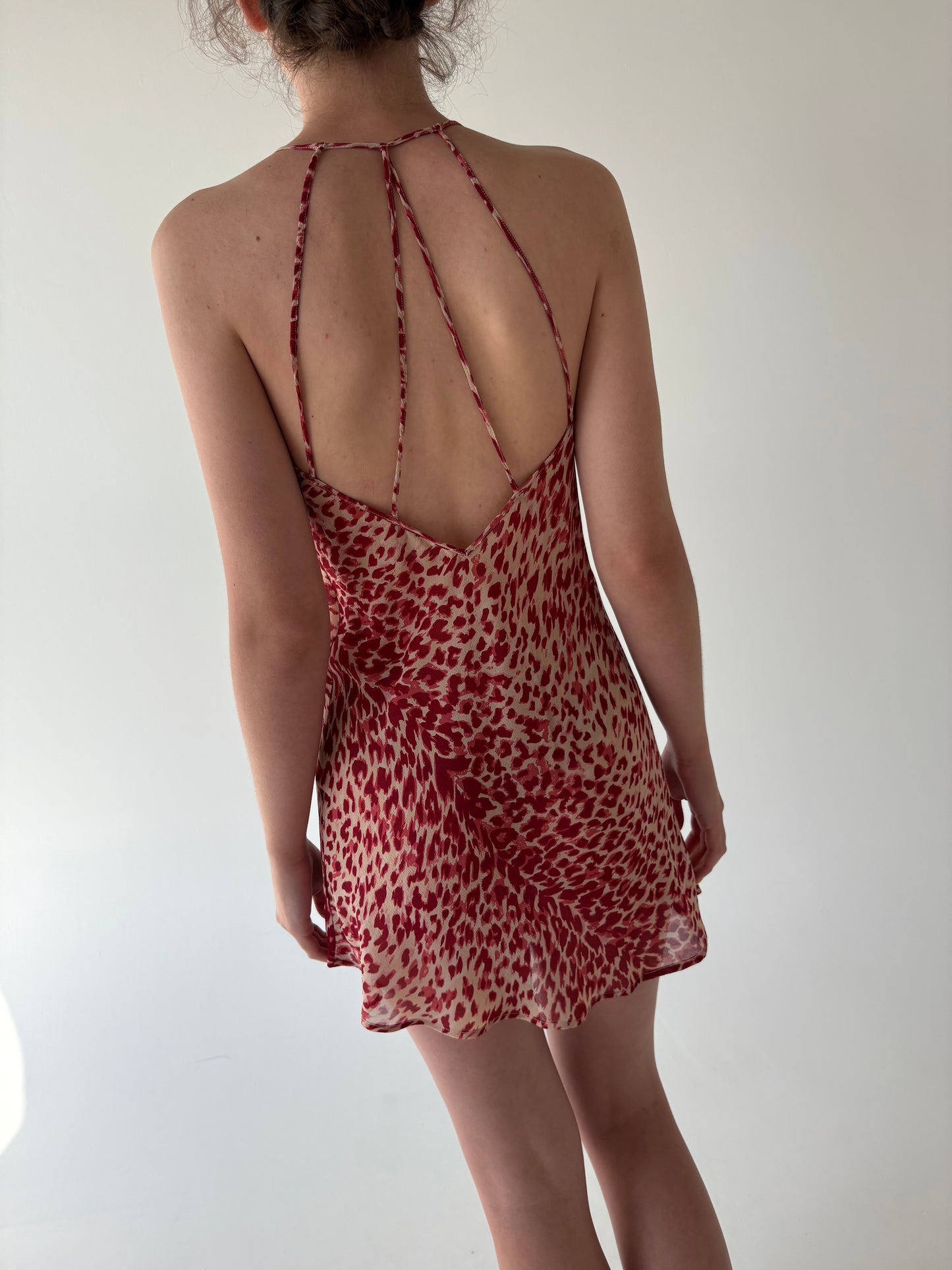 Rochie mini cu decupaj la spate din mătase naturală în bie