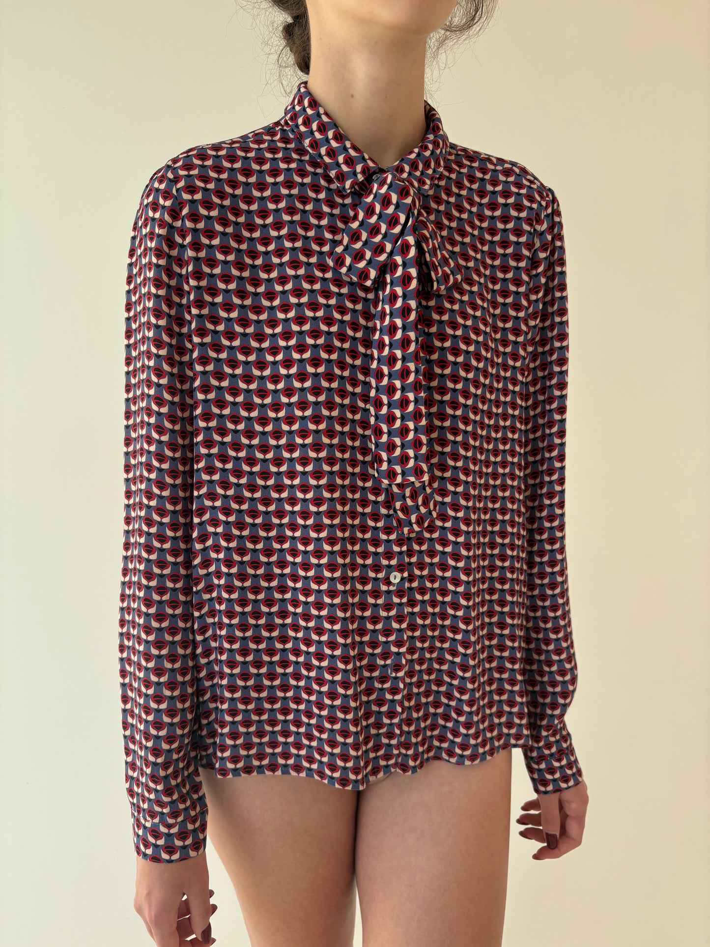 Cămașa de brand luxury italian cu print geometric și eșarfă