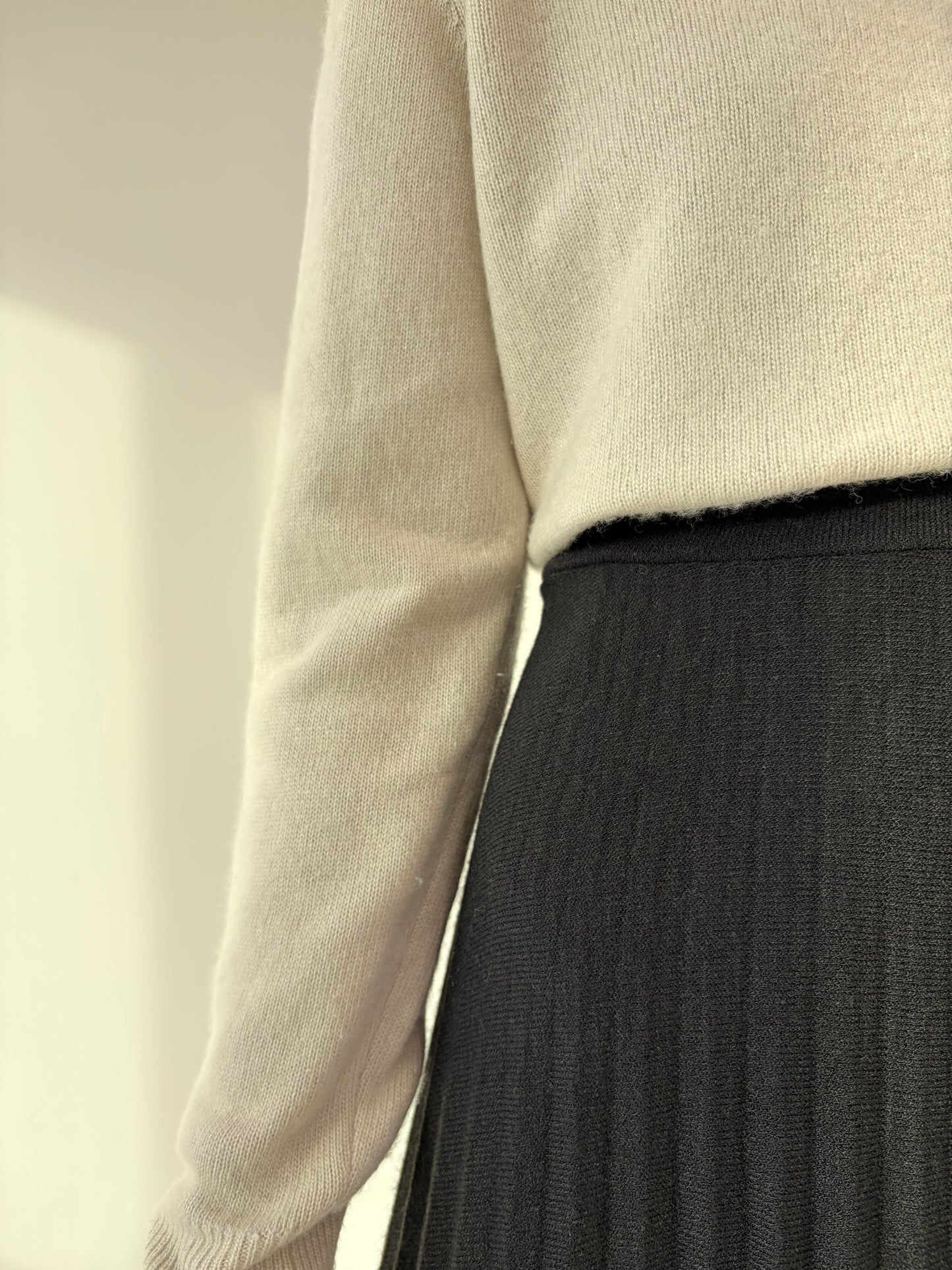 Fustă neagră plisată din tricot extrafina din mix de lana