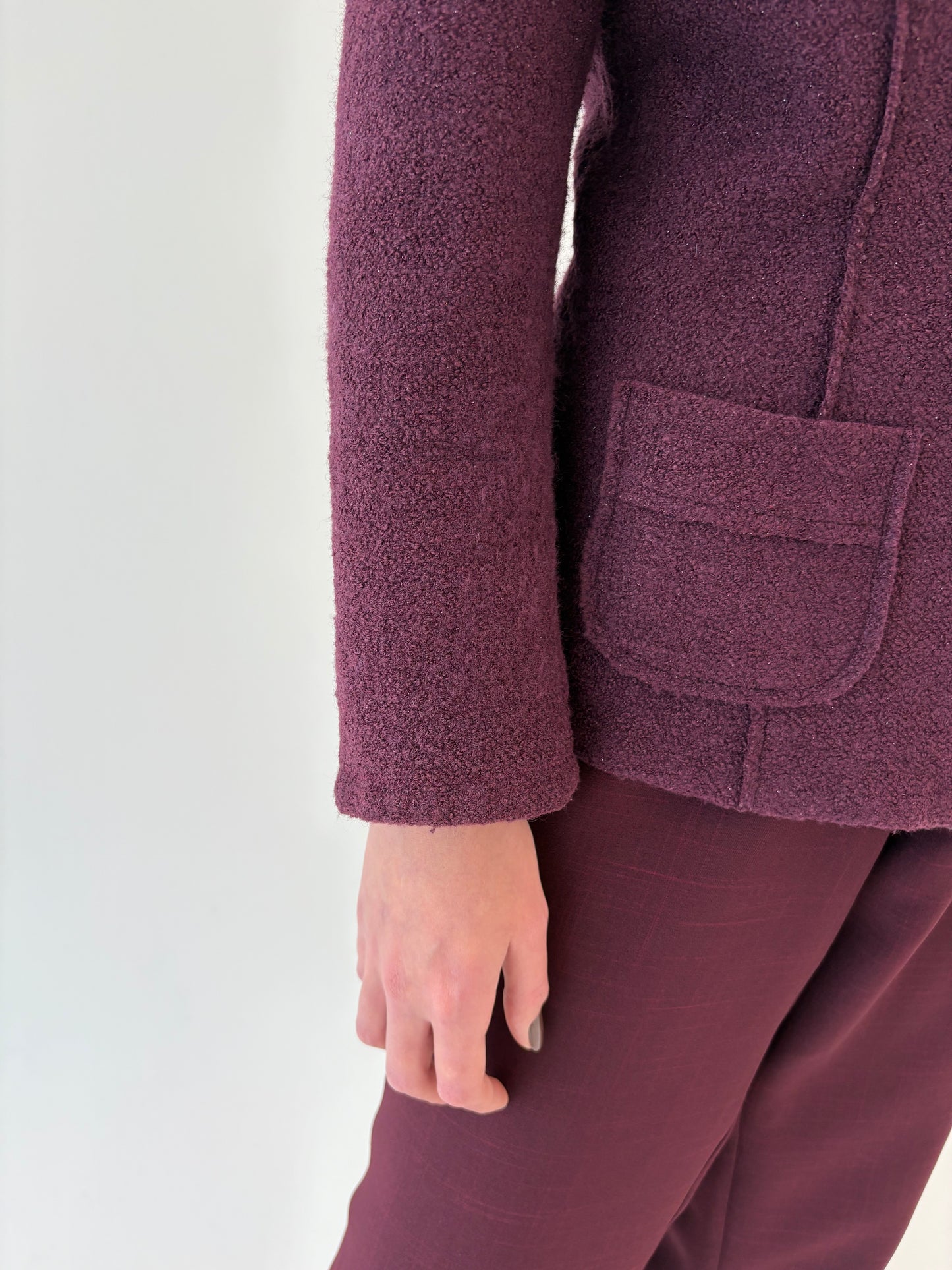 Sacou dark burgundy cambrat din boiled wool cu inserții extrafine de lurex