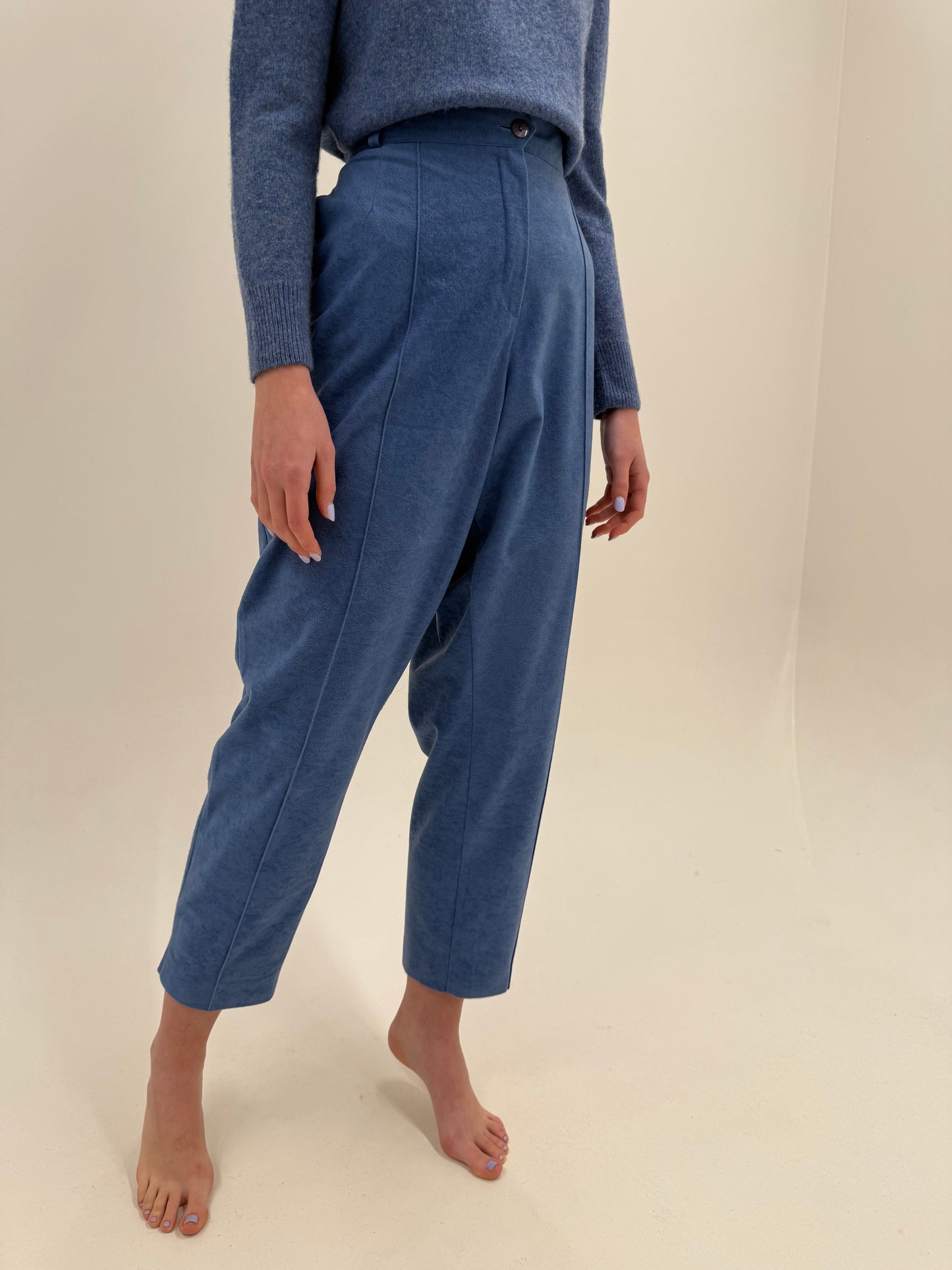 Pantaloni cu talie înaltă și aspect de piele întoarsă albastru ciel