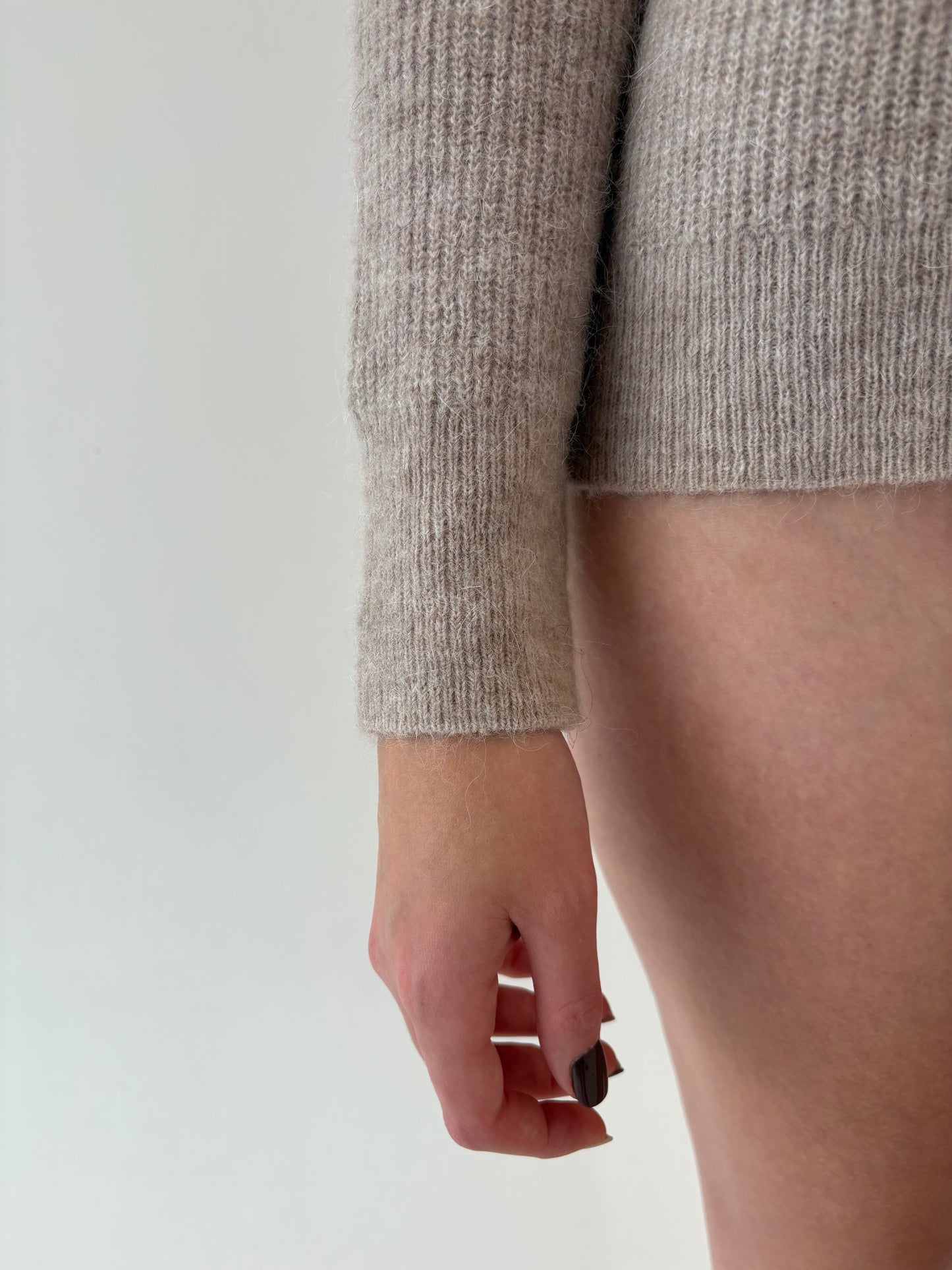 Pulover polo nude cu nasturi aurii din mohair