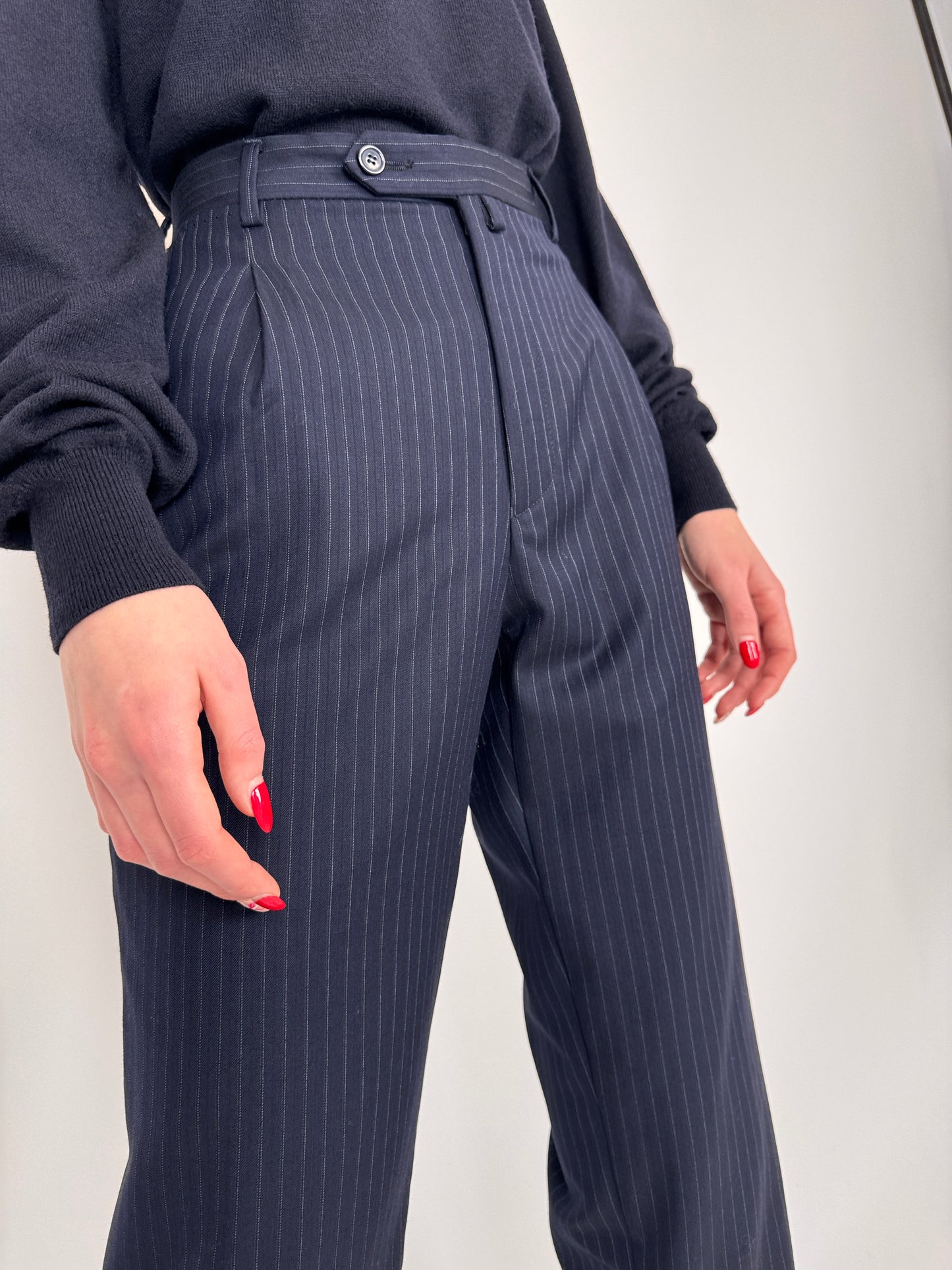 Costum Navy cu dungi fine ivoire din lana merino extrafina ușor lucioasă