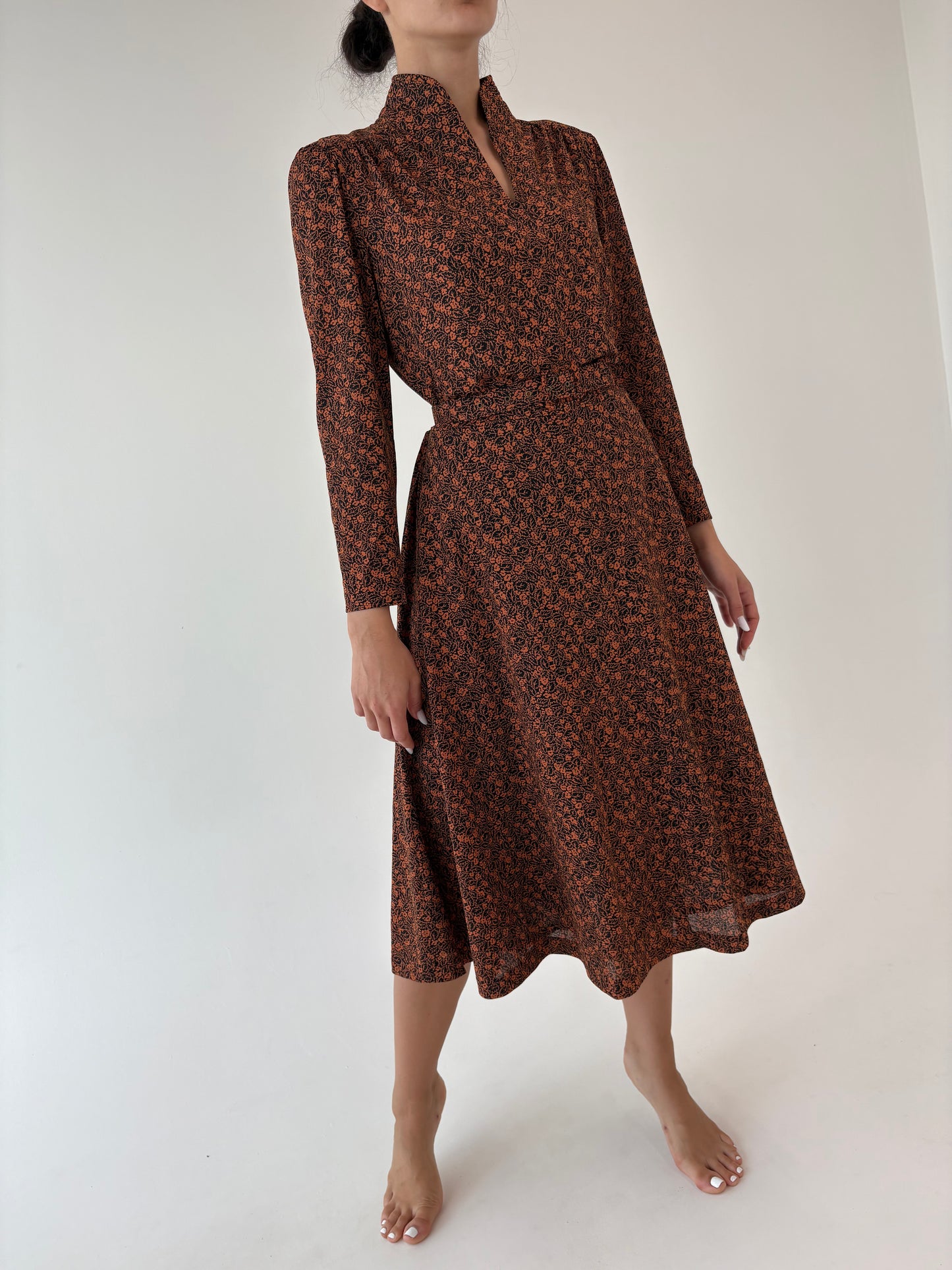 Rochie vintage cu print delicat chocolate brown cu talie ultra marcată