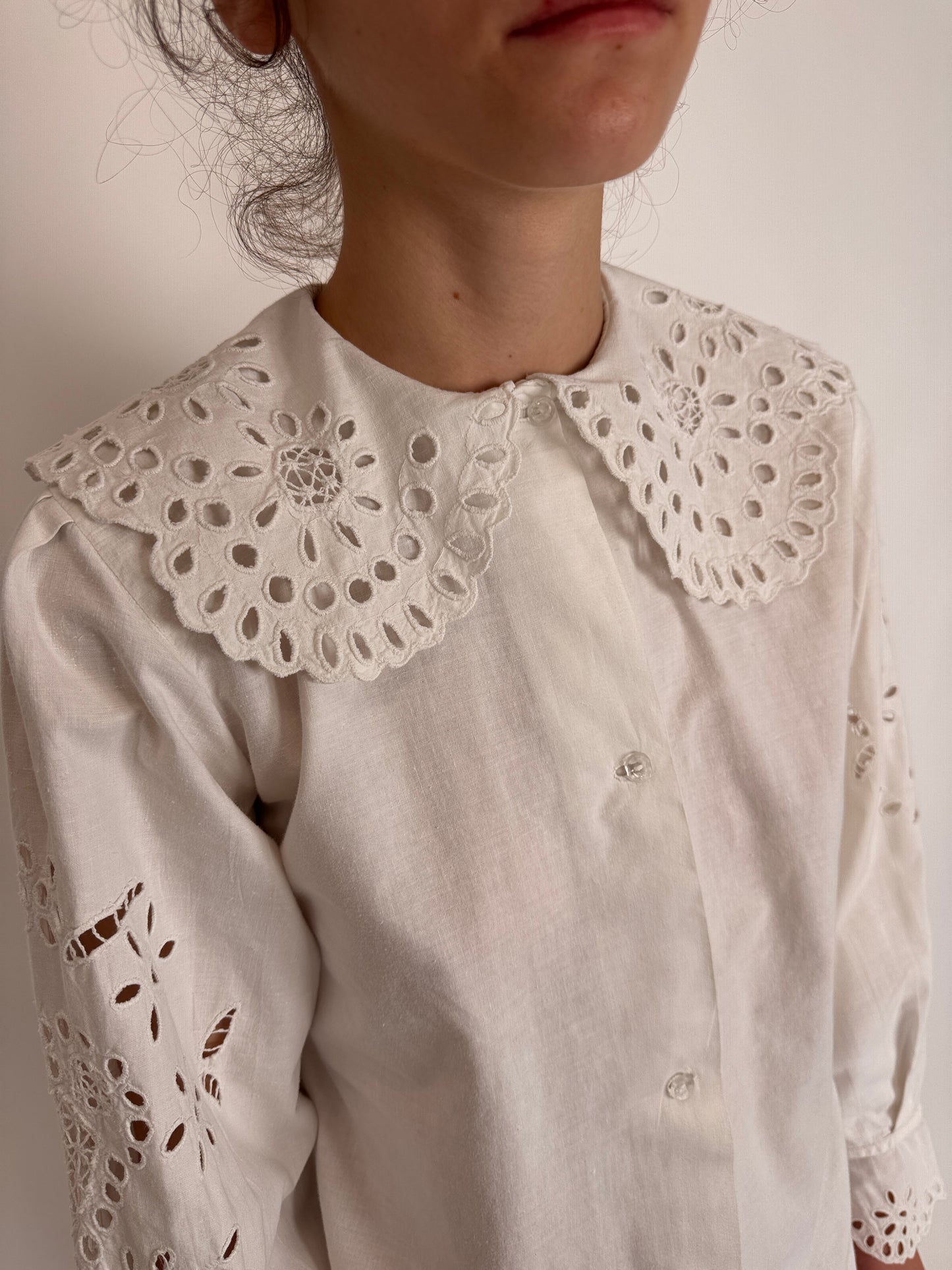 Cămașa vintage din pânză cu broderie excepțională