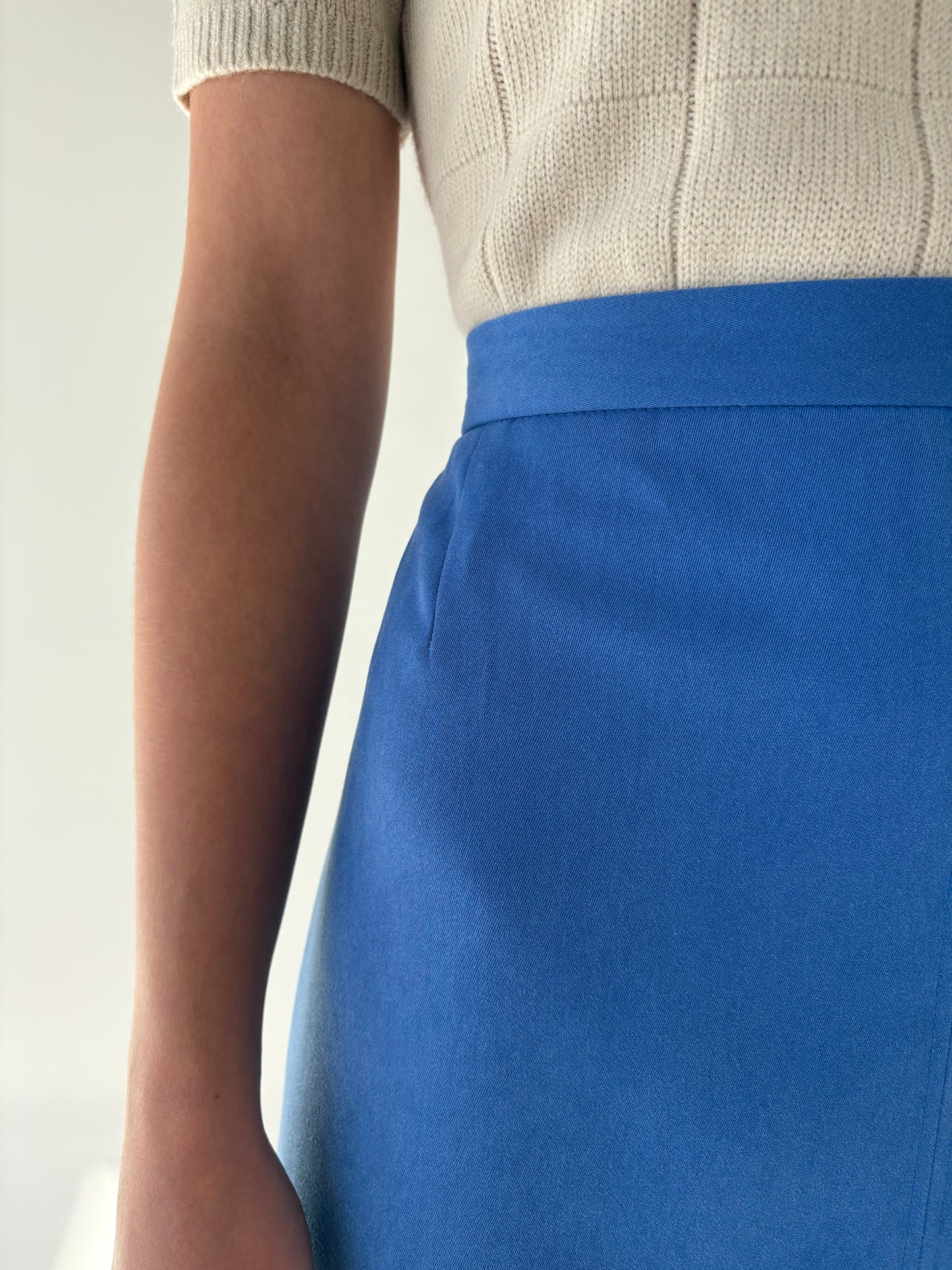 Fustă midi albastru ciel cu talie ultra înaltă și aspect de piele întoarsă