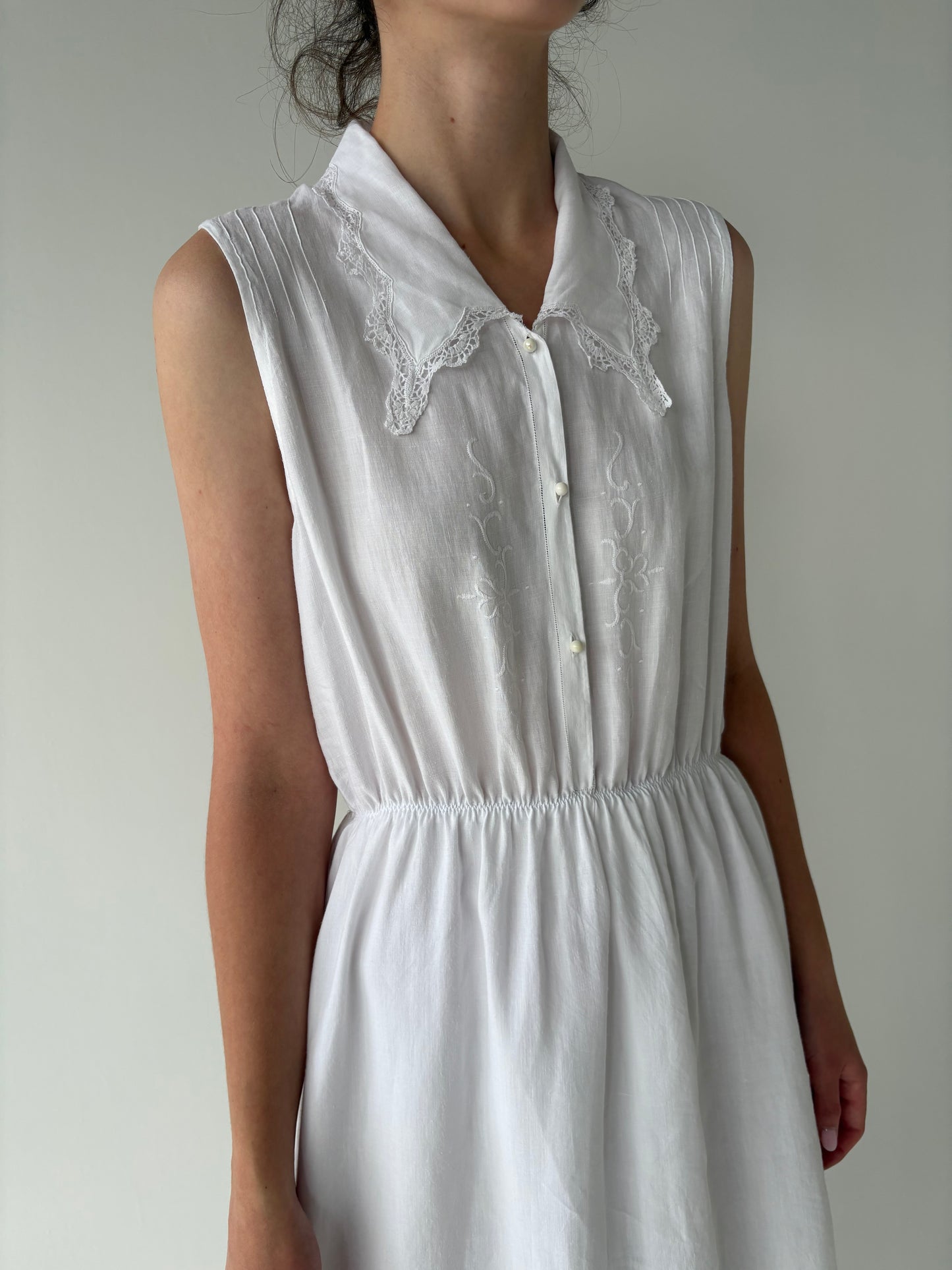 Rochie vintage din in moale cu broderie manuală și dantelă macrame