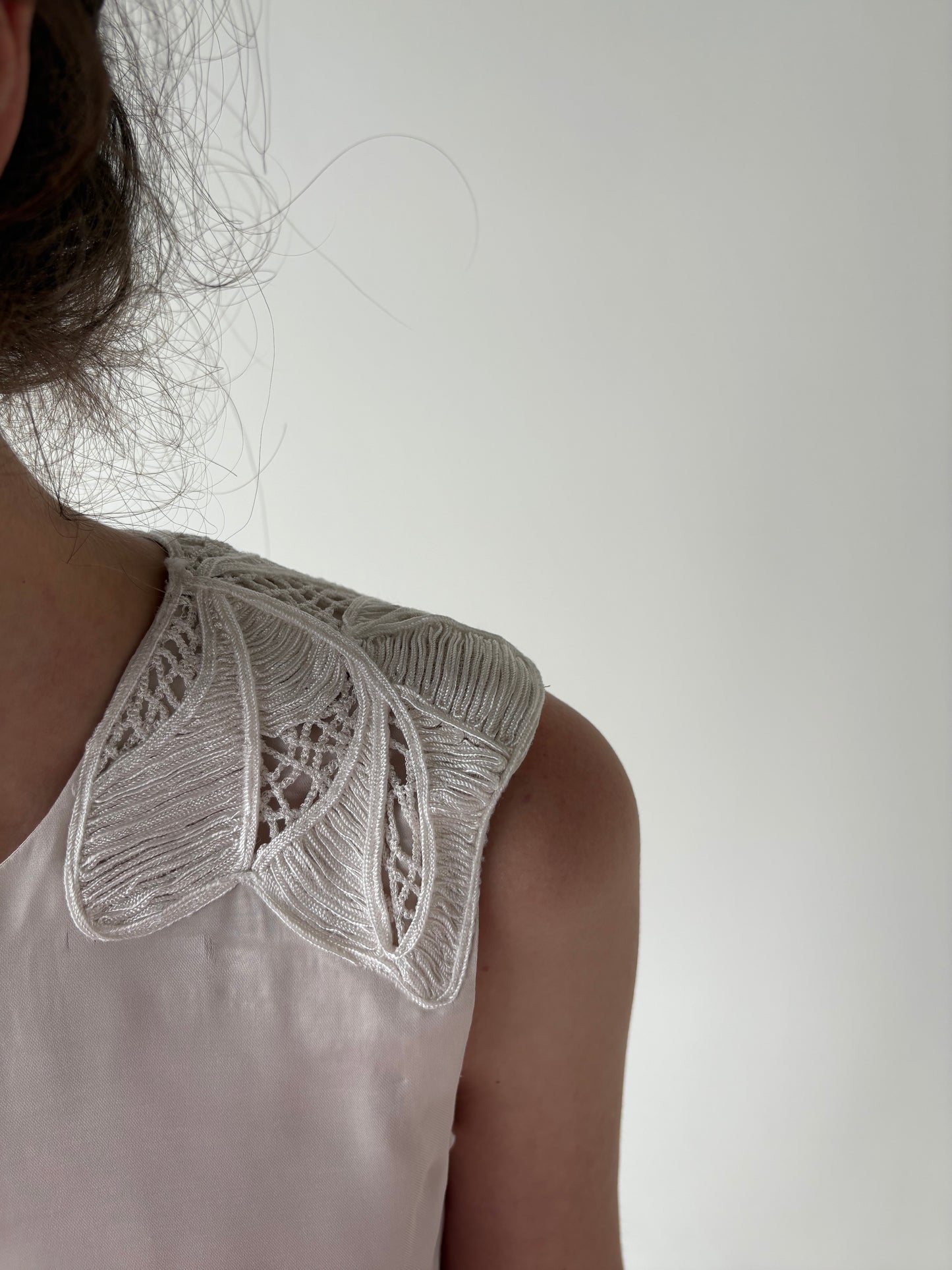 Top satinat butter white Armani cu aplicații pe umeri