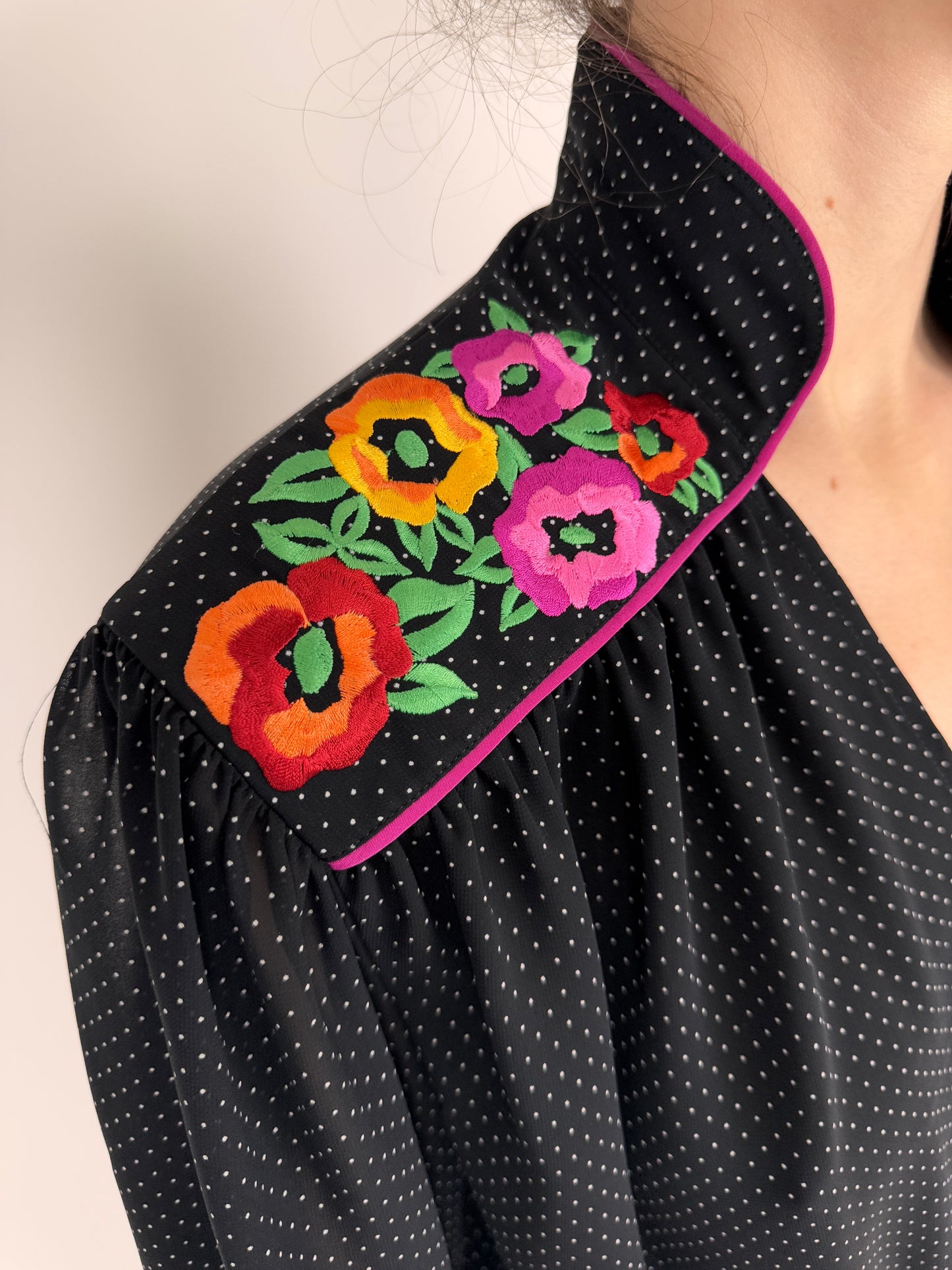 Cămașa neagră parte peste parte cu broderie masiva colorată