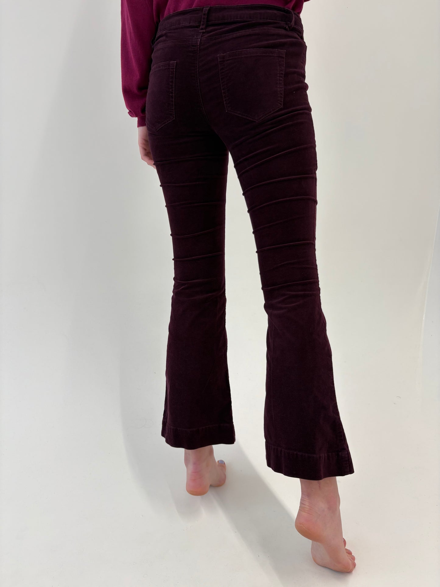 Pantaloni petite evazați aubergine din catifea premium modelatoare