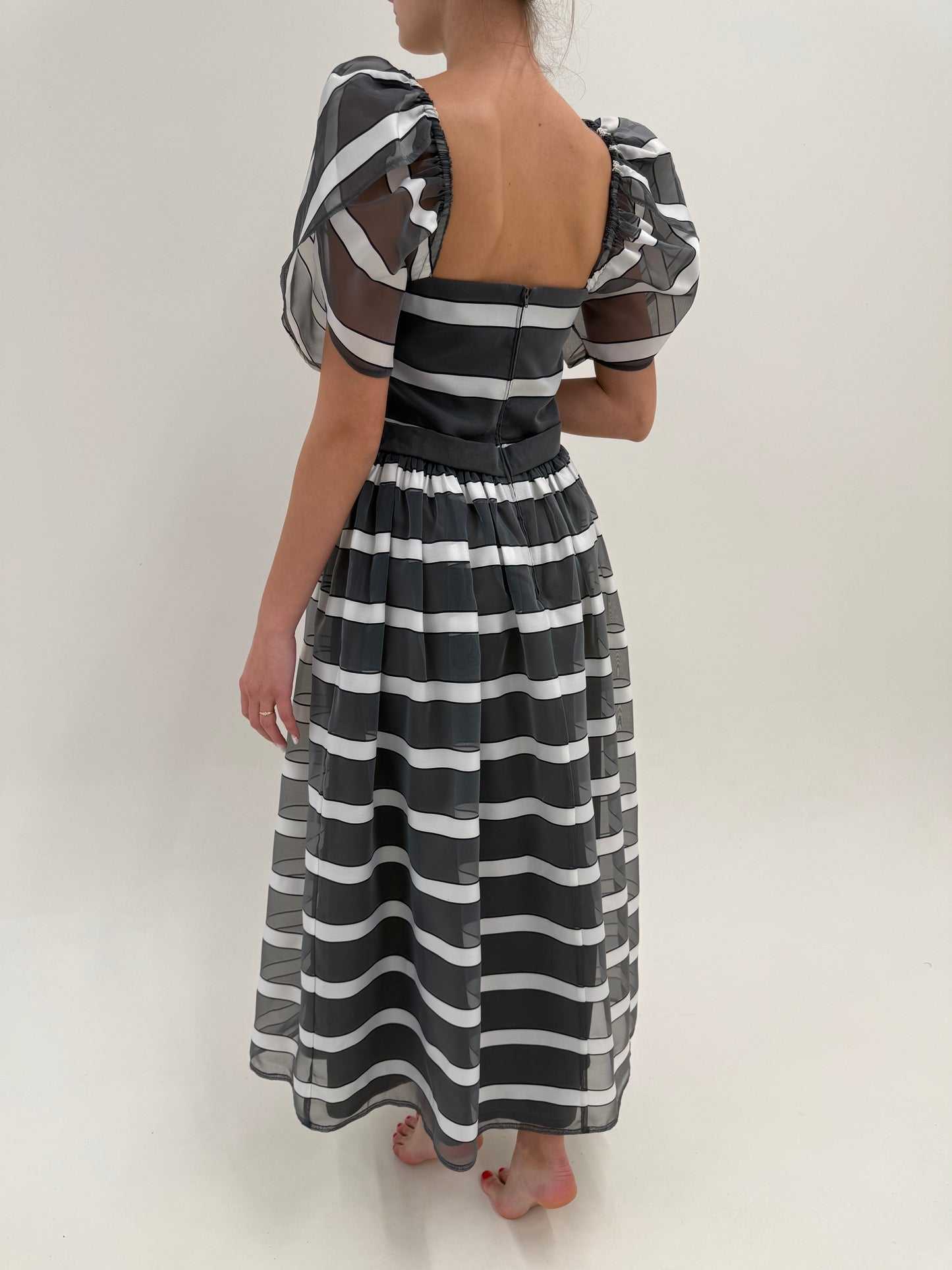 Rochie vintage maxi cu dungi , corsaj și mâneci din organza