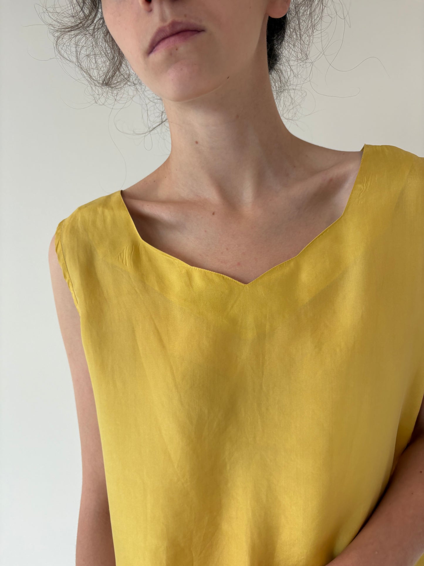 Top în croi minimalist din mătase naturală