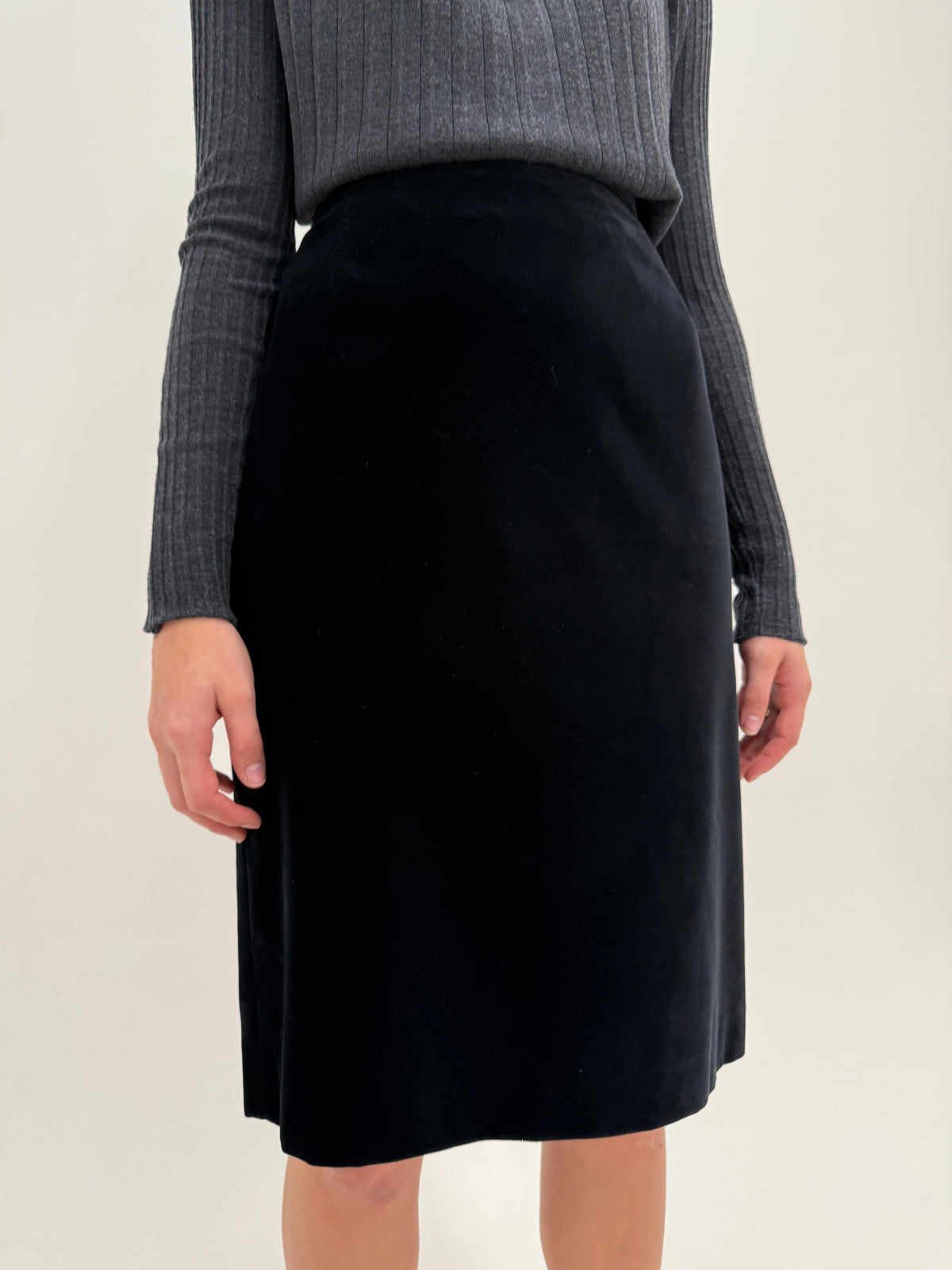 Fustă Max Mara din catifea neagră în croi clasic de la zi la cocktail