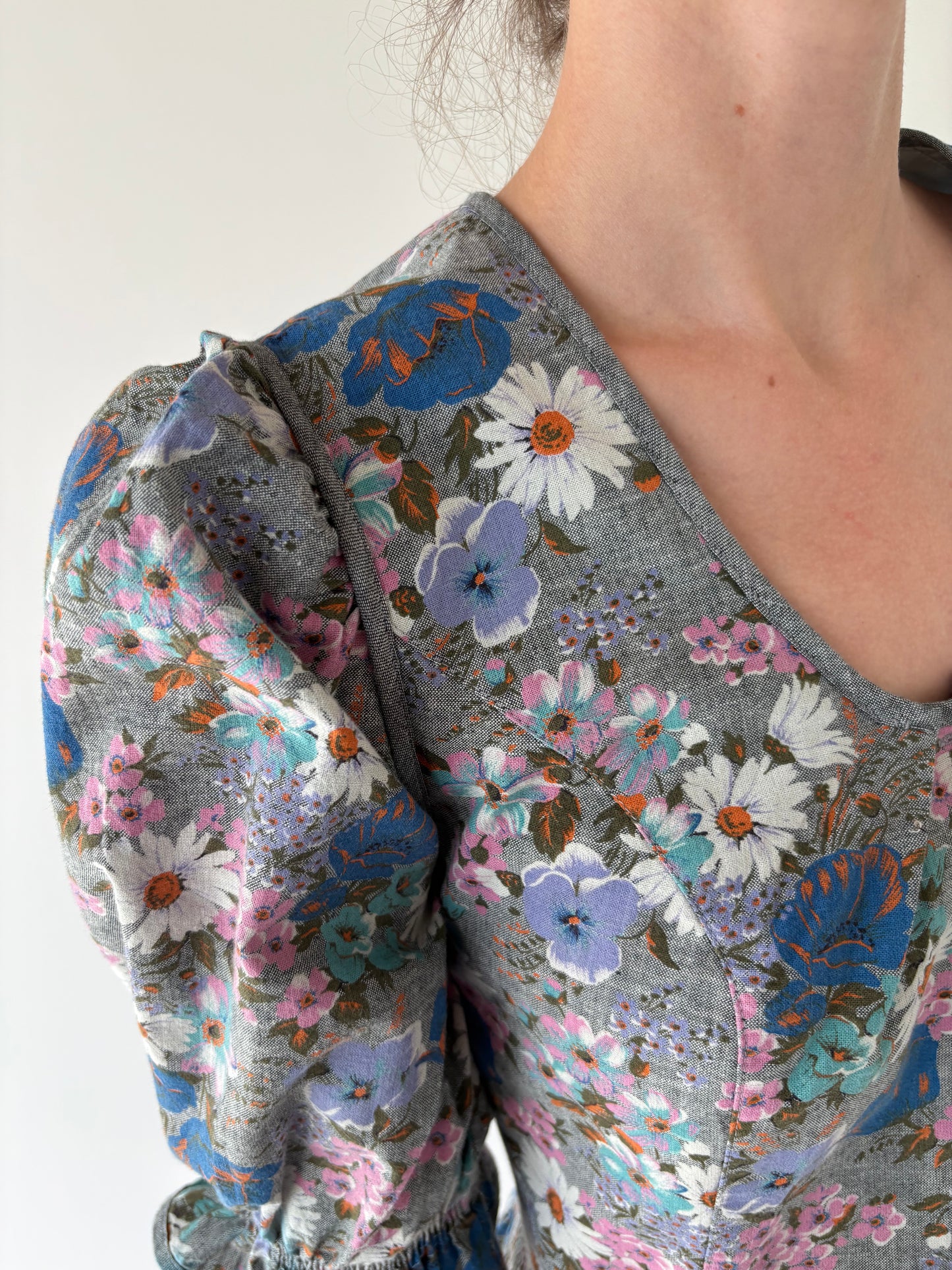Rochie vintage din pânză cu corsaj și lucrătură manuală