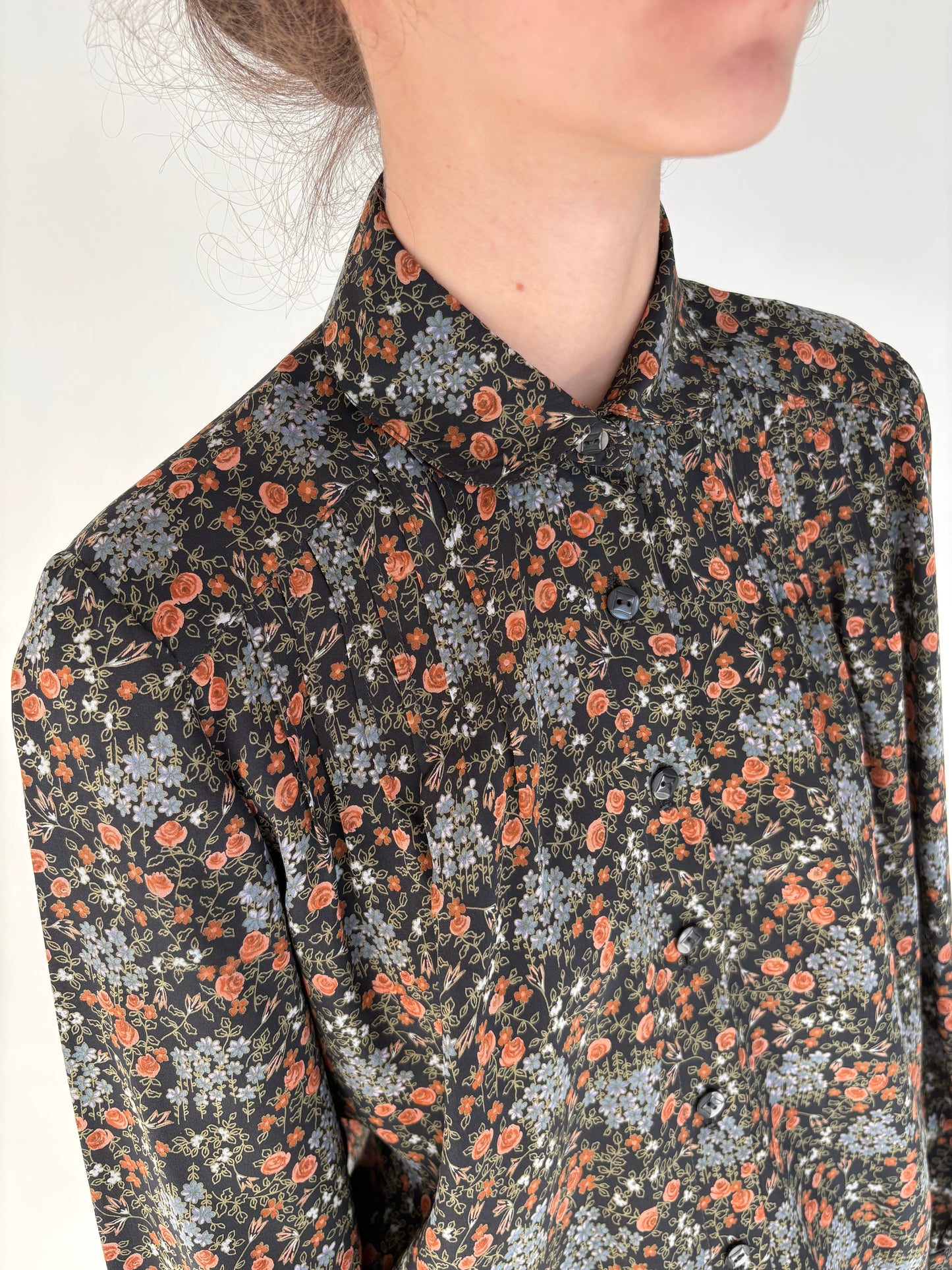 Cămașa vintage cu print floral delicat