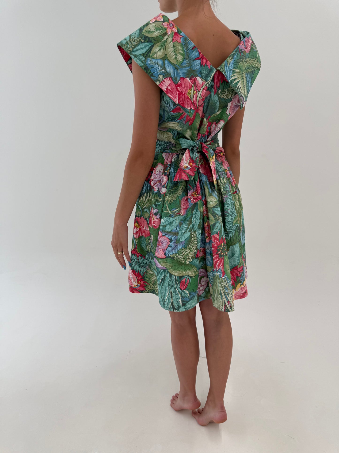 Rochie vintage din pânză cu print floral superb, talie reglabilă și guler mare