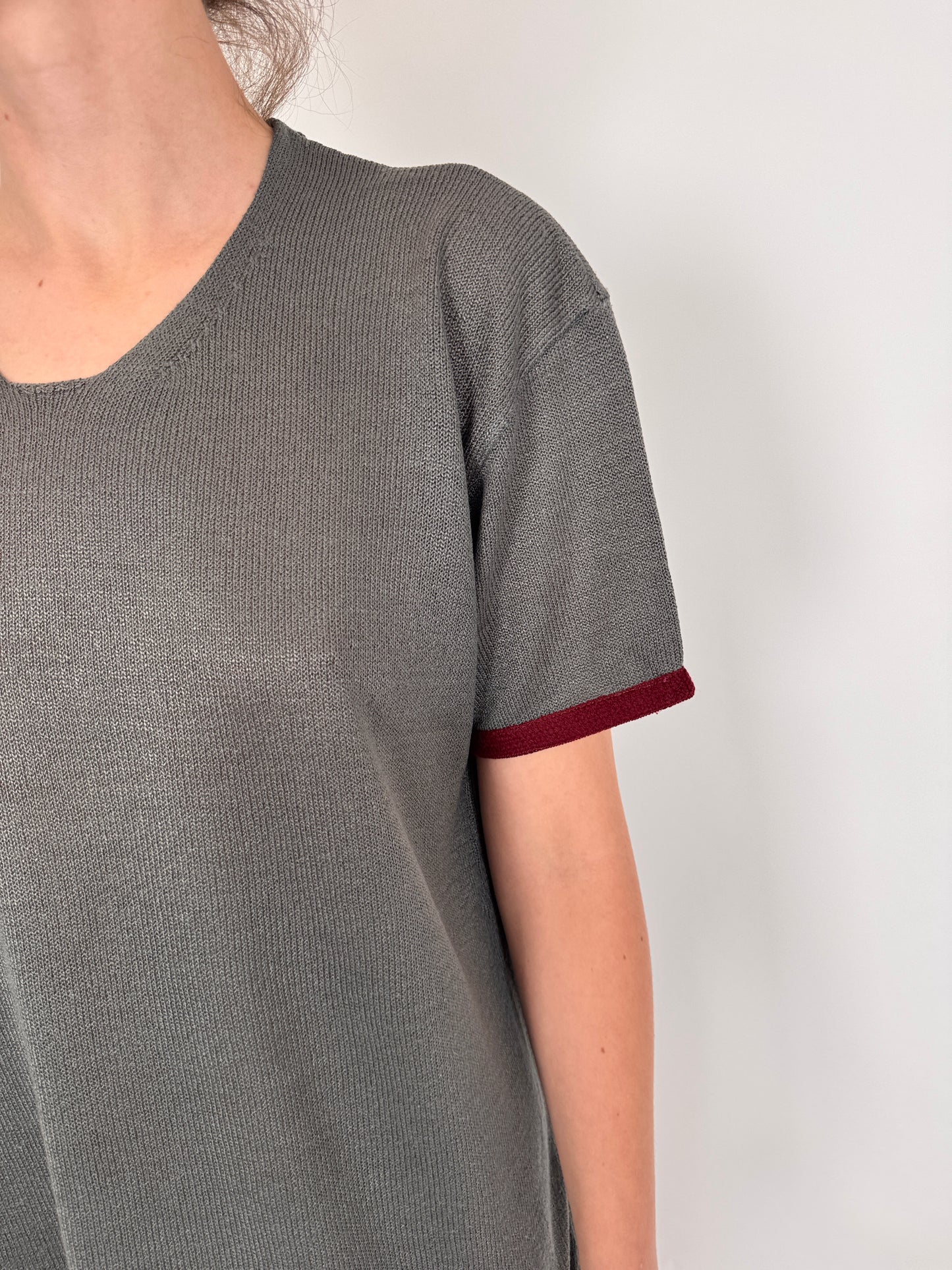 Top italian warm gray cu manșete burgundy din jerse natural