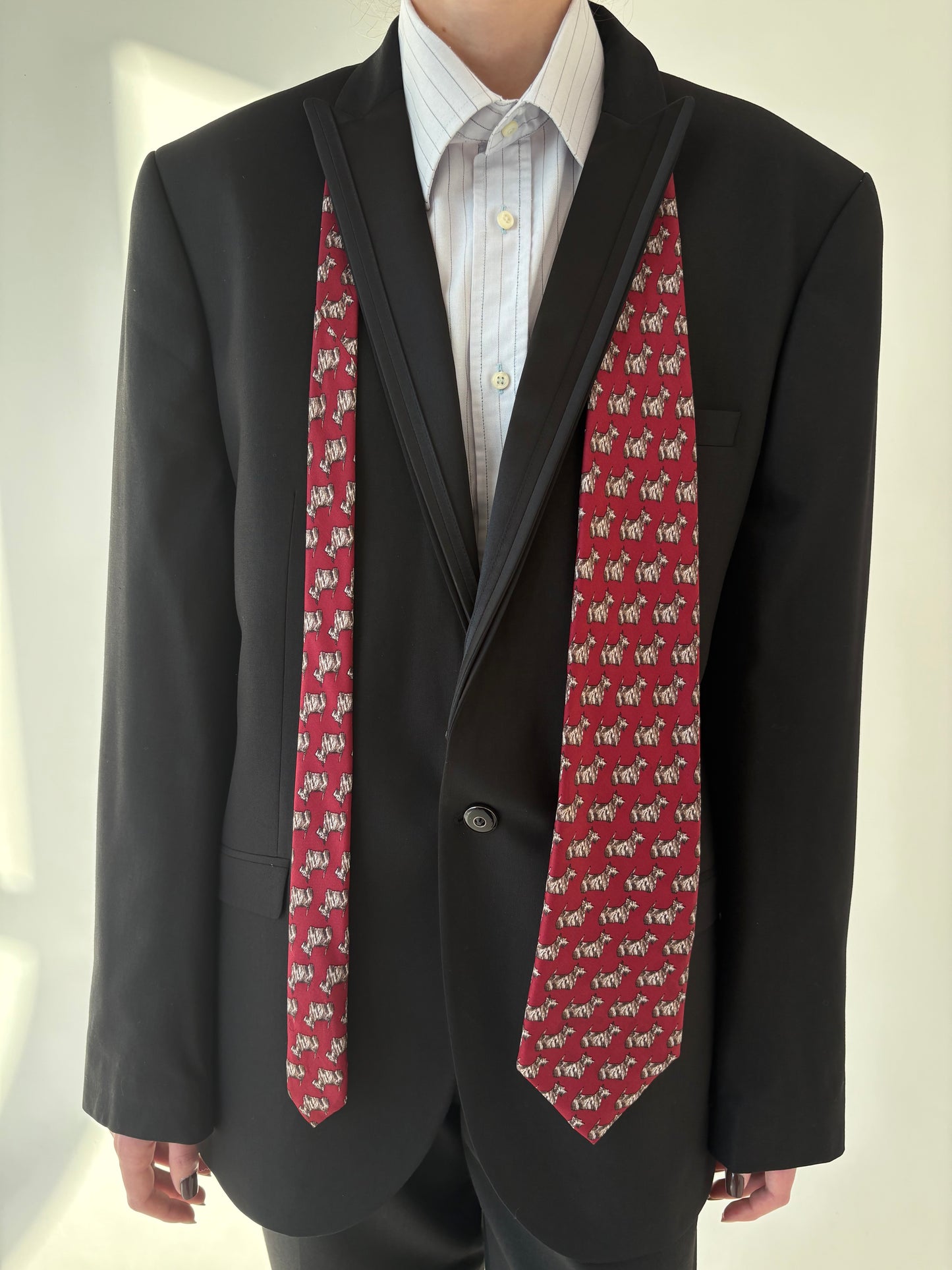 Cravata burgundy cu print cu cățeluși din mătase naturală