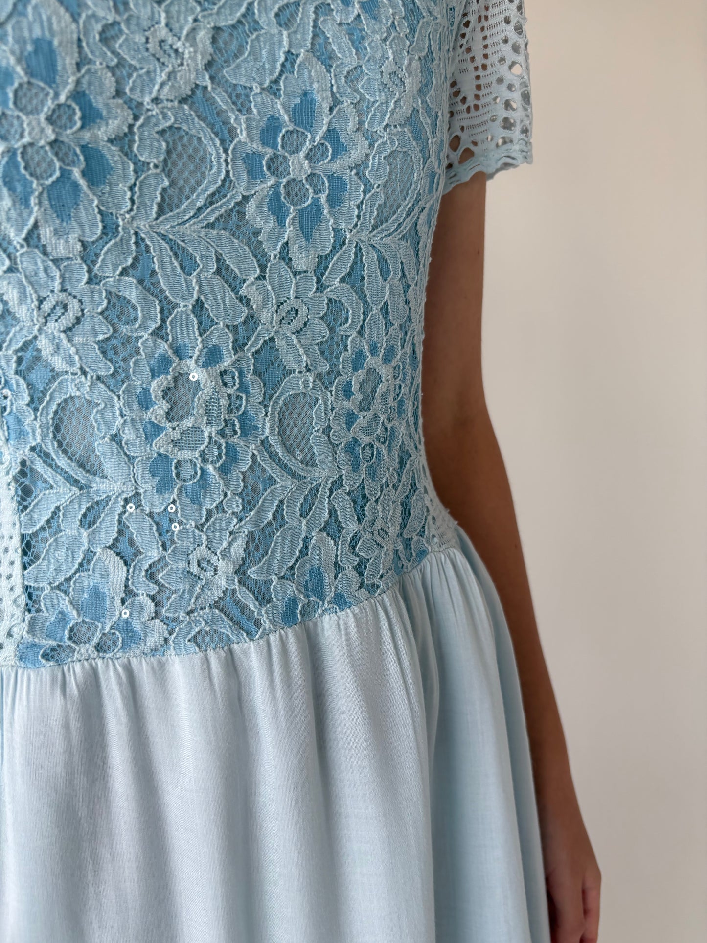 Rochie maxi baby blue vaporoasă cu dantelă cu aplicații delicate